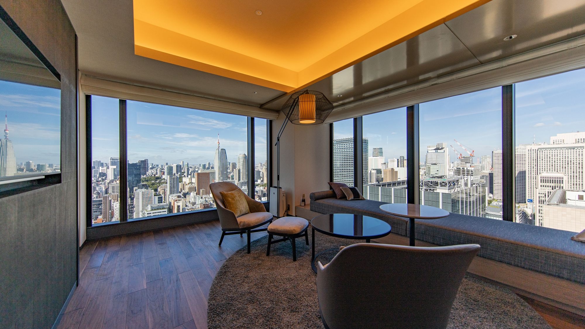 [HIBIYA Suite (King)] Jendela terbuka di dua sisi dari kaki hingga langit-langit memberi Anda kesan keterbukaan