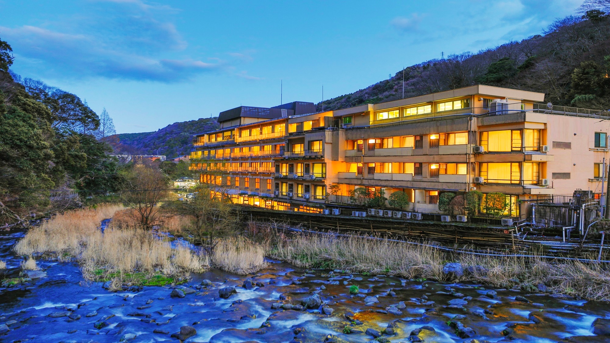 This popular hot spring inn features a 20m high observation bath and a private open-air bath, making your special day an unforgettable one.