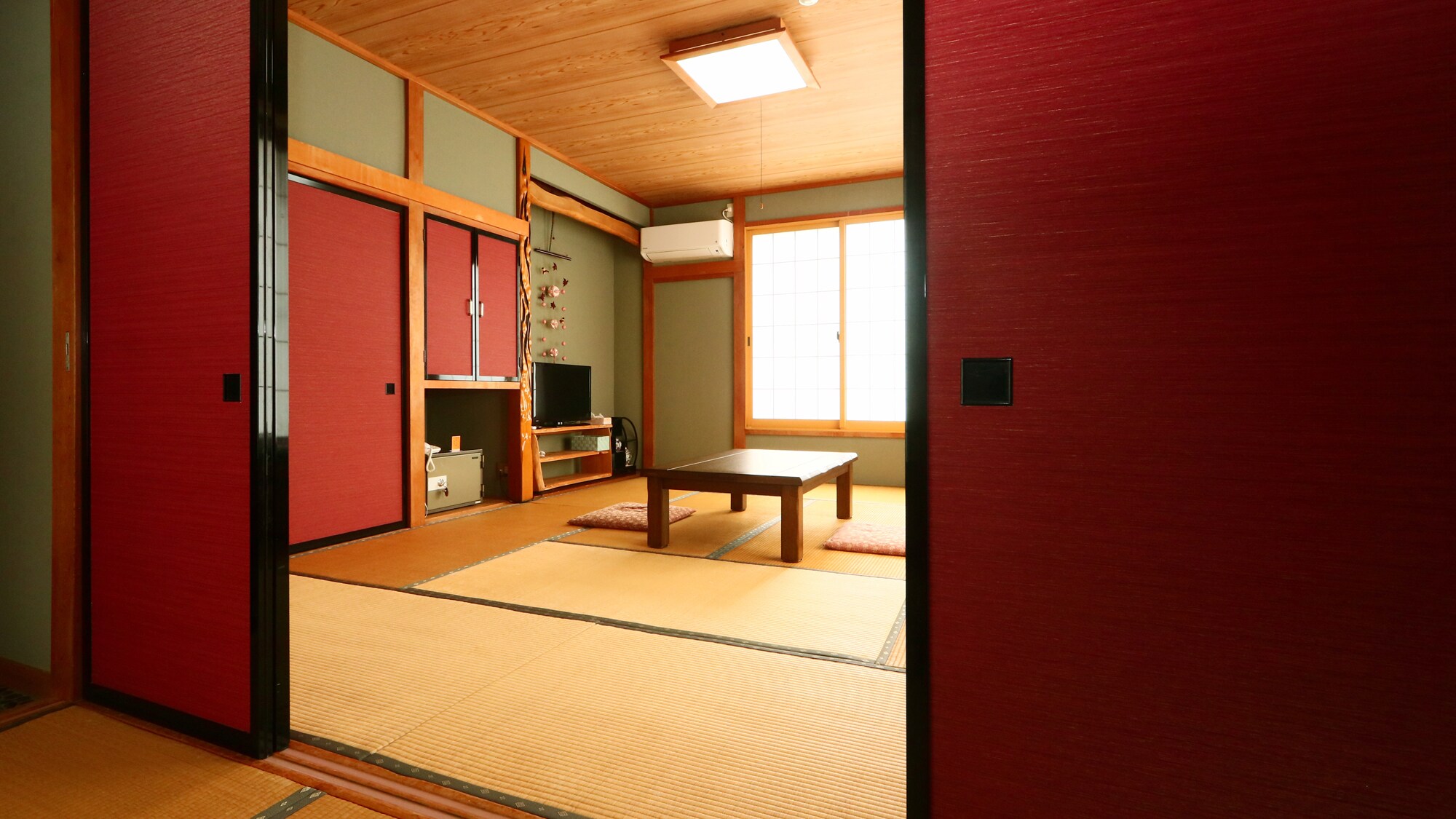 Please enjoy a relaxing time in our spacious room.