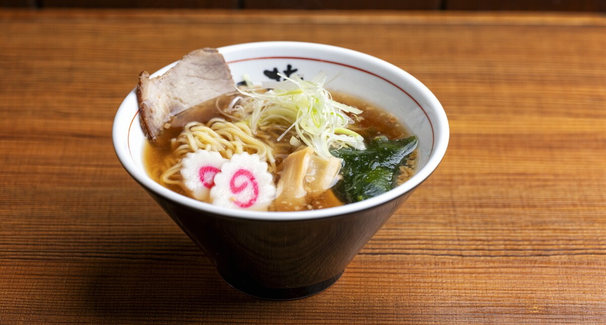 【拉麵角銀座】醬油拉麵（800日圓）