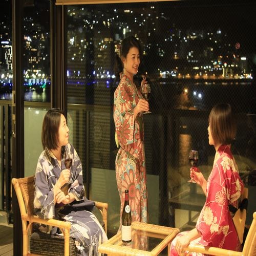 [Guest rooms] All guest rooms are on the sea side. You can see a beautiful night view at night