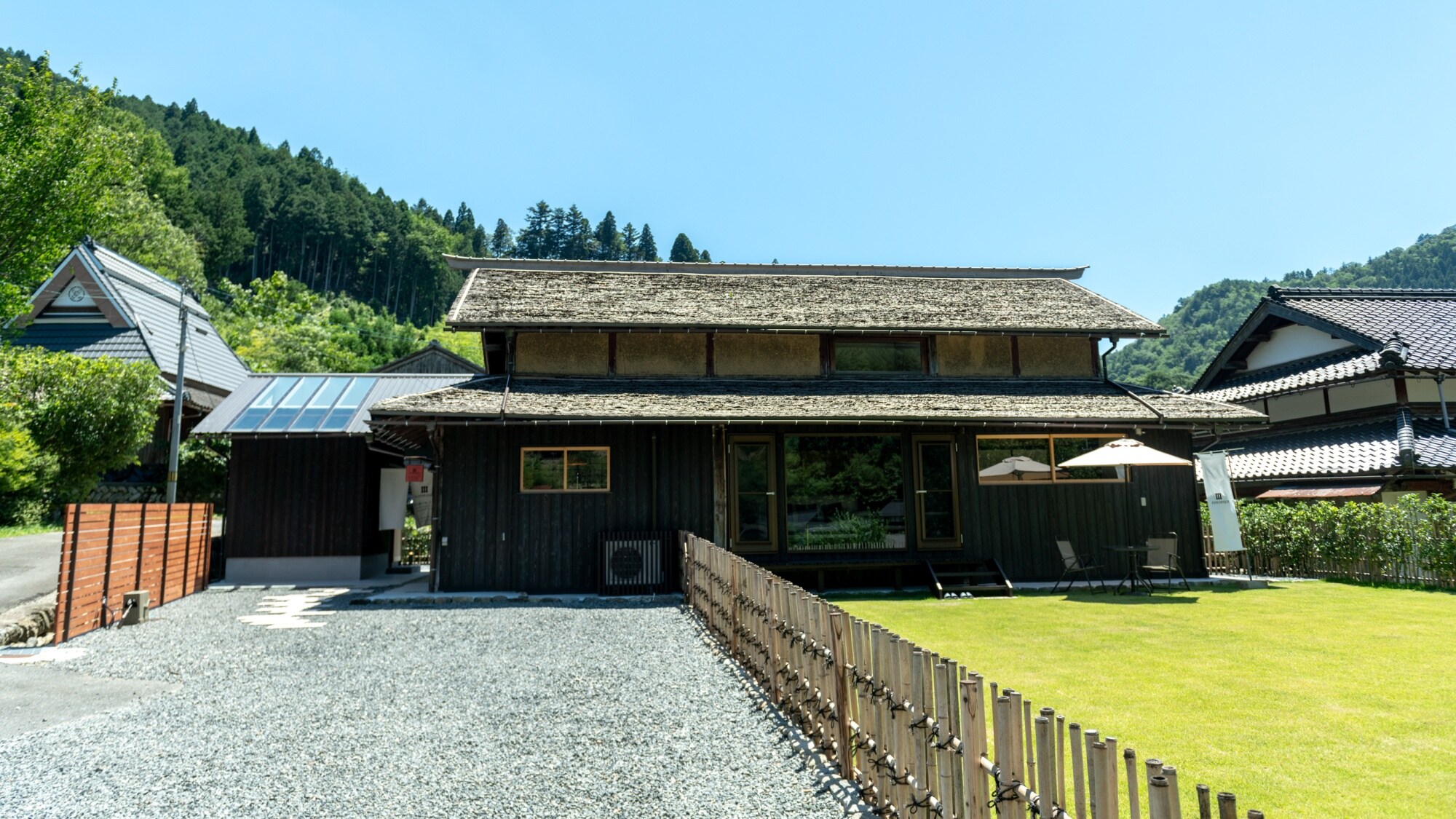 [Torch] This is an old house with a rare cedar bark roof, which has become rare even in the area.
