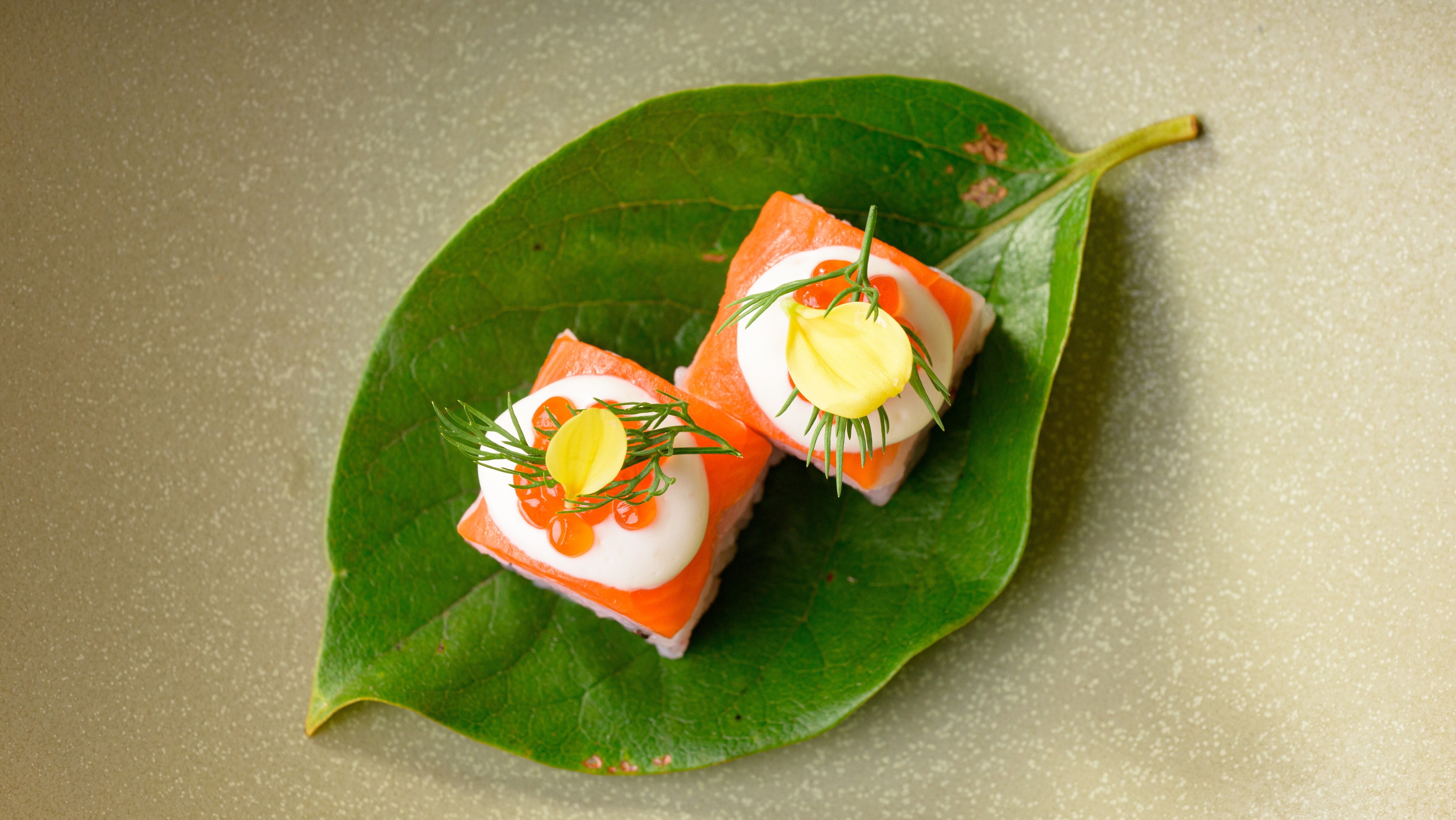 [Kumano Club] ฤดูใบไม้ร่วง 2025 "Mikoku Country" "Taste" ซูชิปลาเทราต์รมควันในประเทศ Kosode กับ Ikura