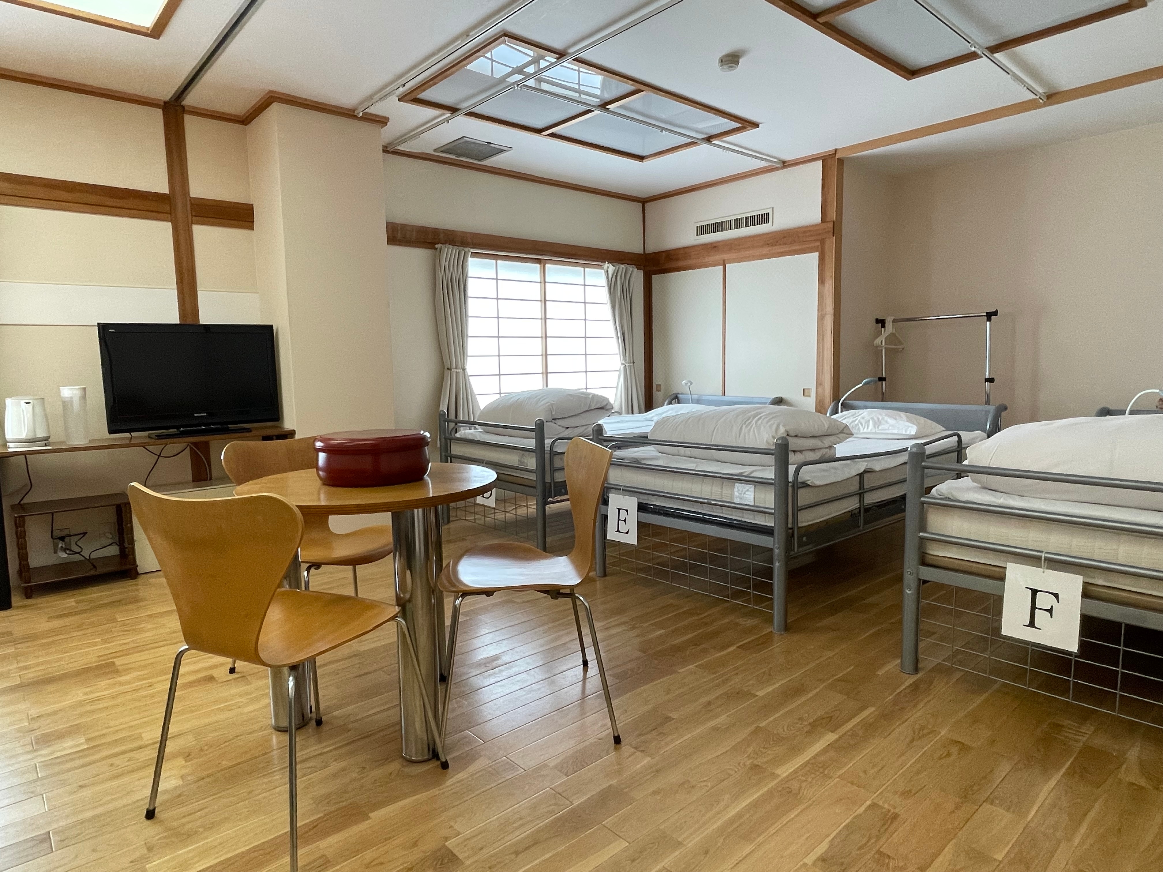 Room with 6 single beds