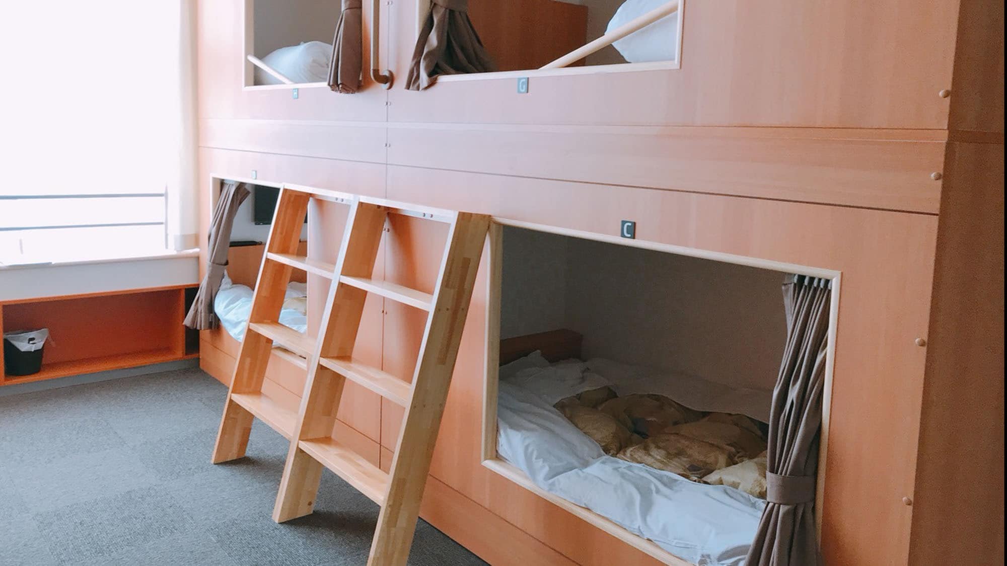 8-person room
