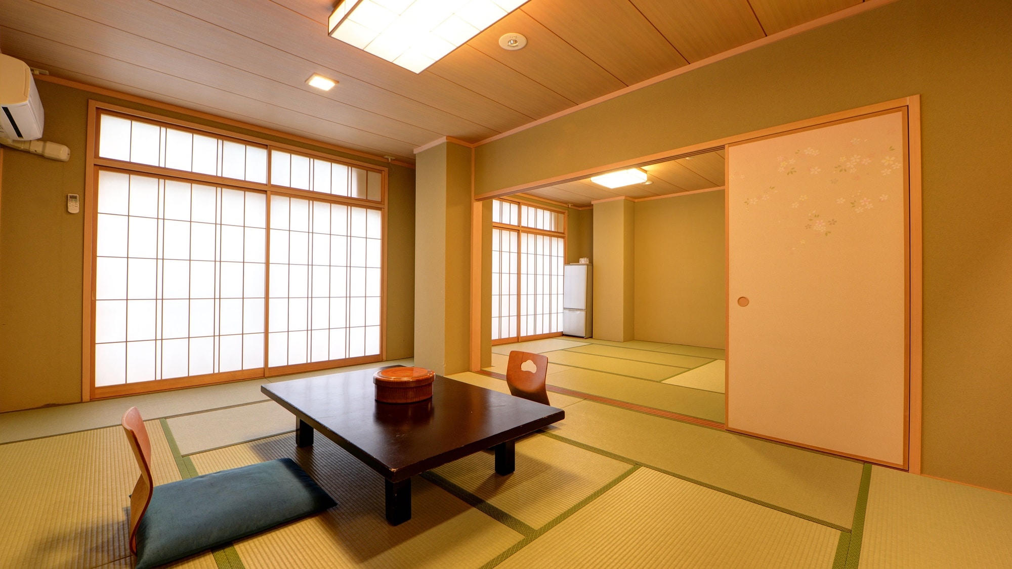 *[Example of a Japanese-style room] This is a 20-tatami room. It varies depending on the number of people.
