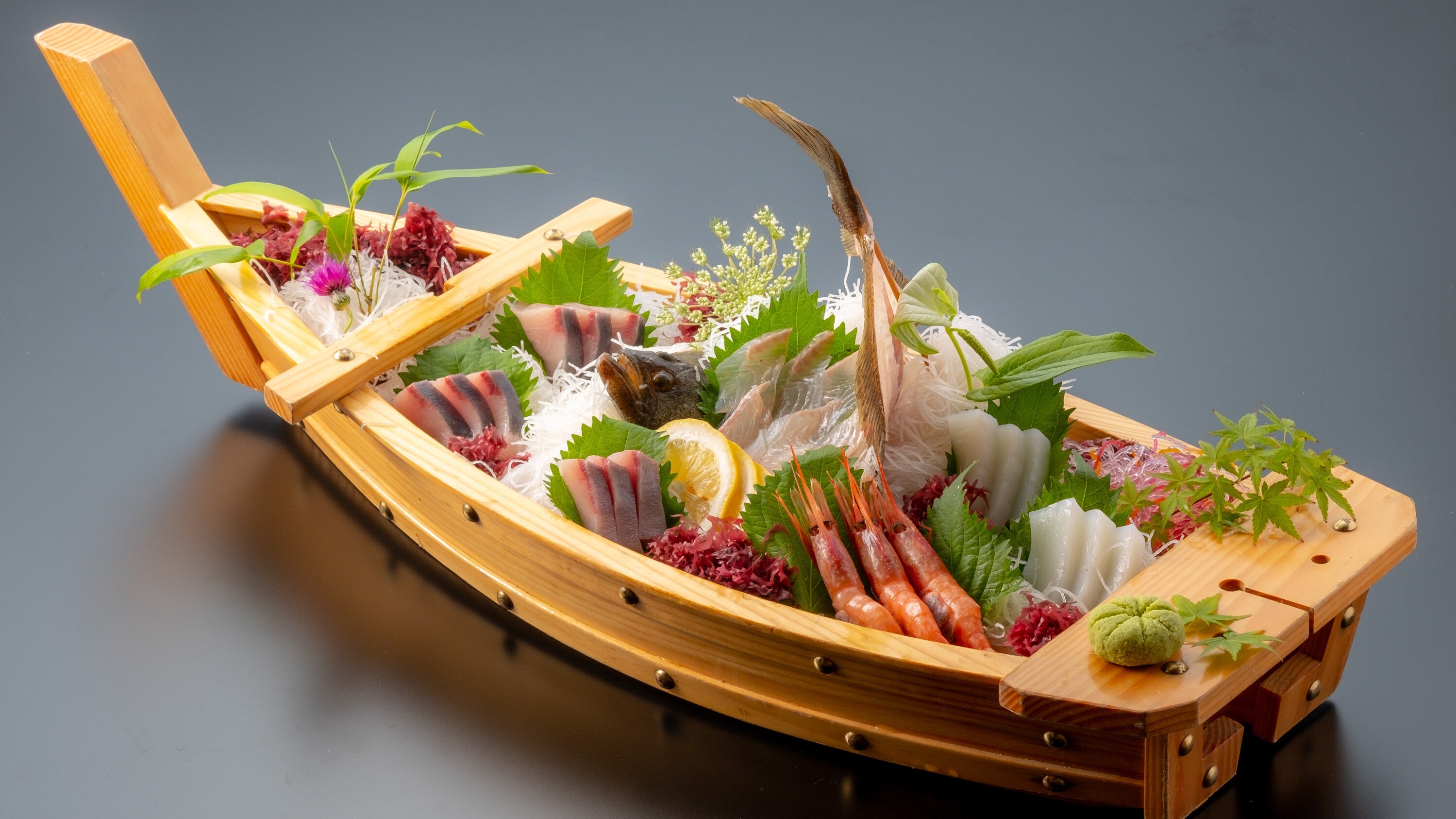 4 jenis sashimi dalam perahu (disesuaikan / gambar)