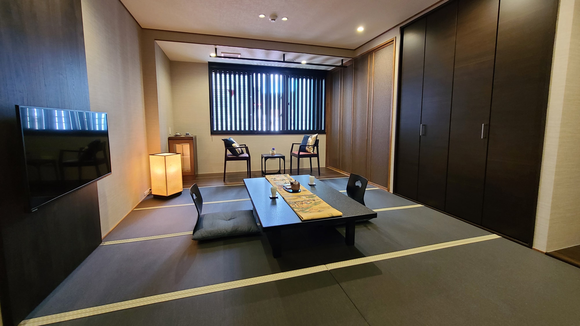 Kamar bergaya Jepang seluas 35 meter persegi dengan kabin shower