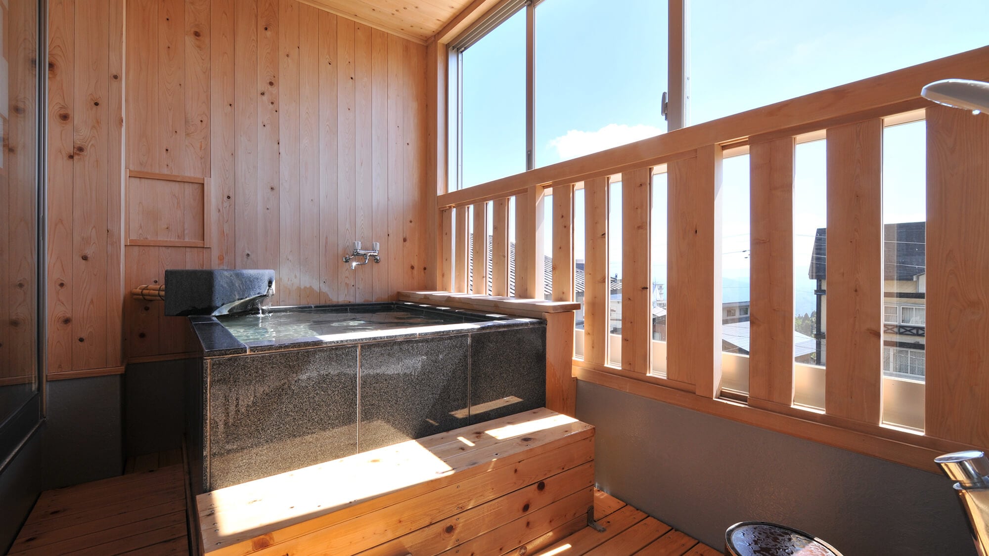 With a semi-open-air bath that flows directly from the source spring [Japanese-style room 10 tatami mats]