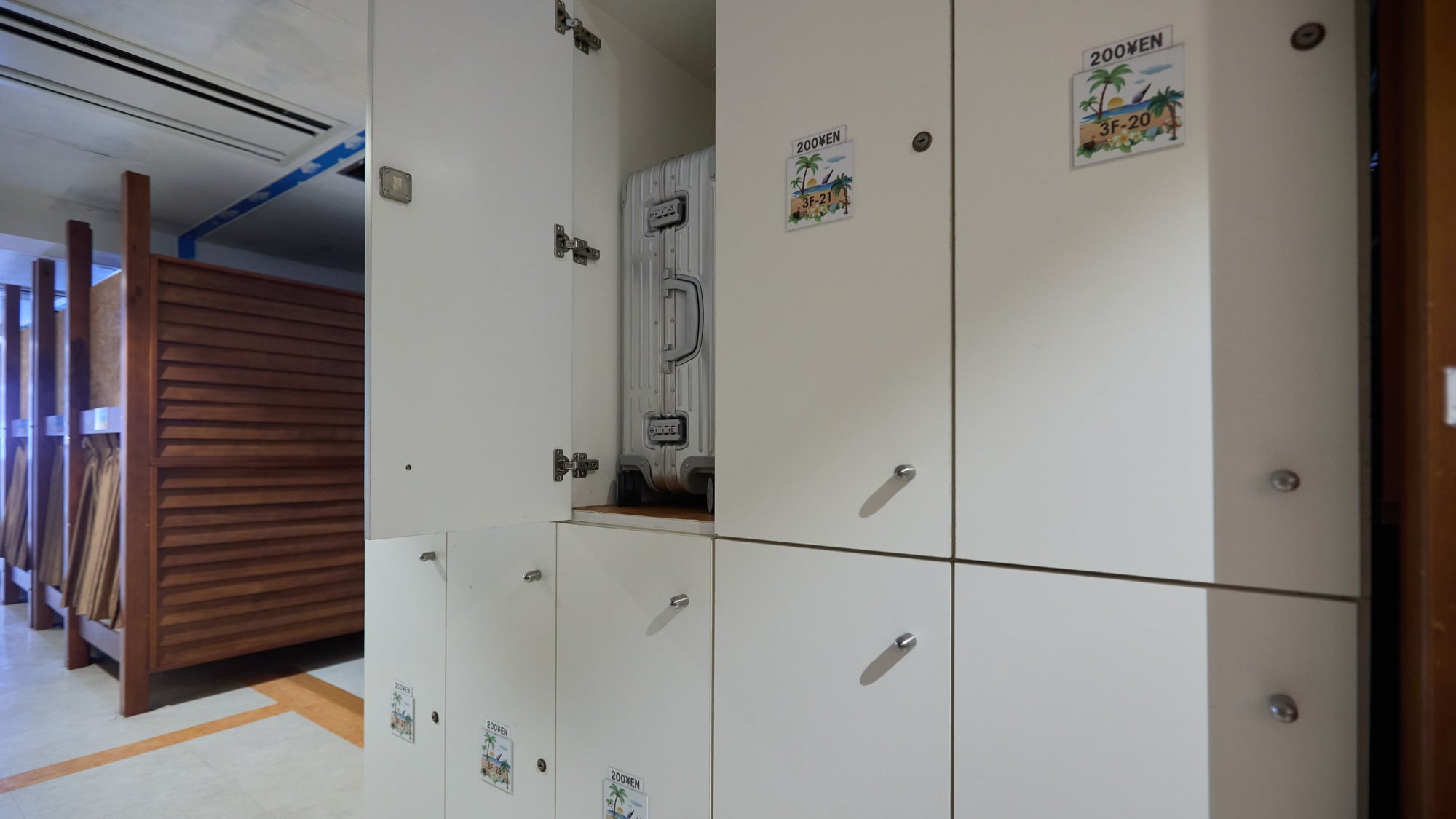 Luggage lockers on each floor (200 yen/day)