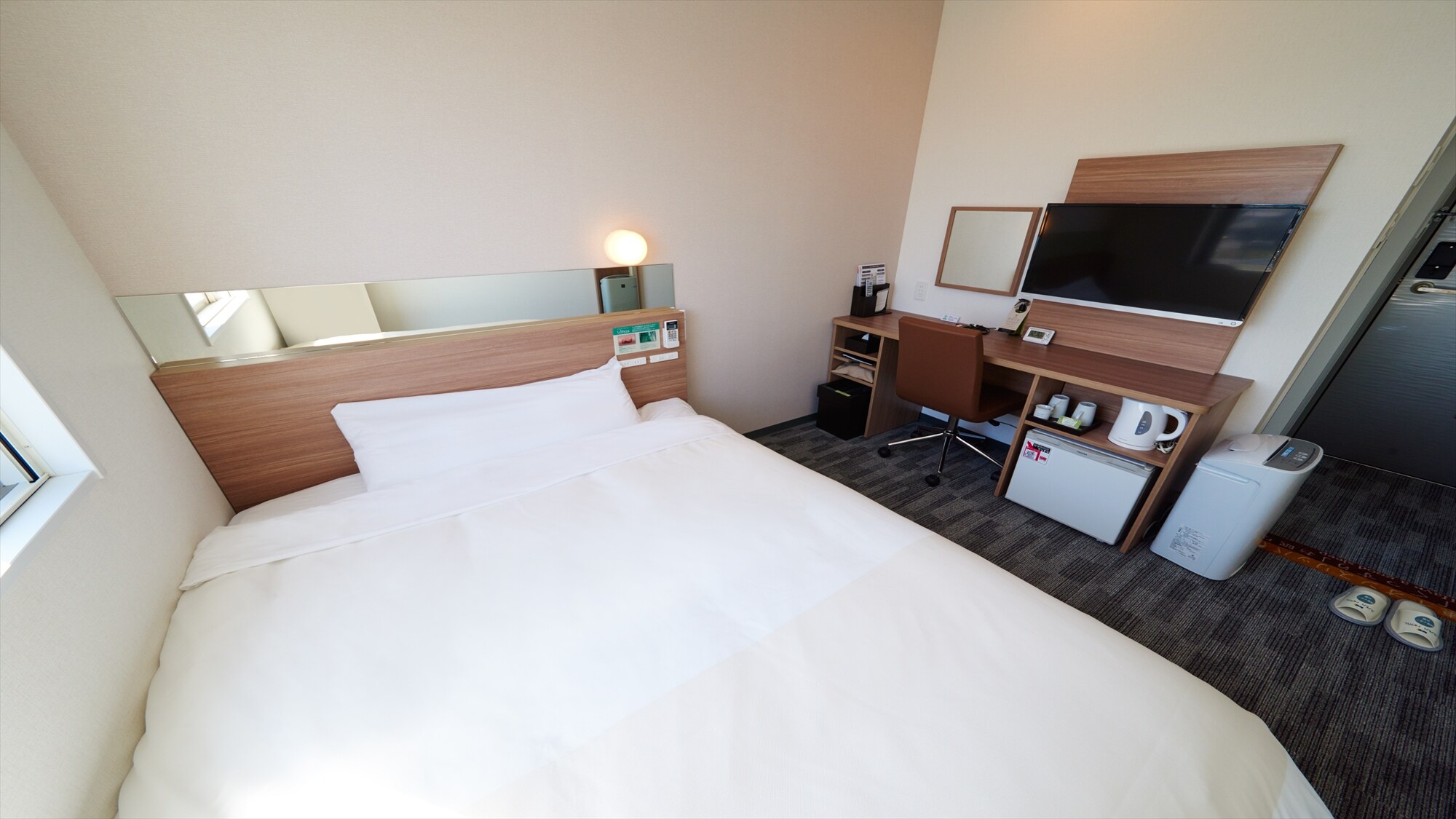 A 150cm wide bed and a mattress with just the right amount of firmness will ensure you a good night's sleep.