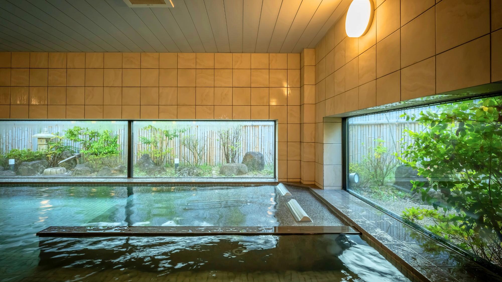 [Large public bath "Semi-natural Komyoishi hot spring Kangen no Yu"] Reclining baths are available in both the men's and women's large public baths.