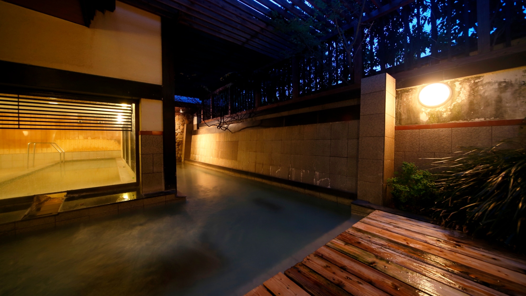 It features a moist and highly water-retaining feel like lotion.