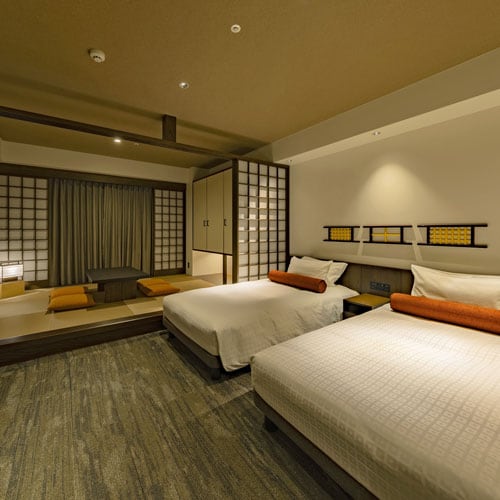 * [Kamar kembar bergaya Jepang-Barat (gambar)] Kamar bergaya Jepang-Barat yang dapat menampung hingga 4 orang.
