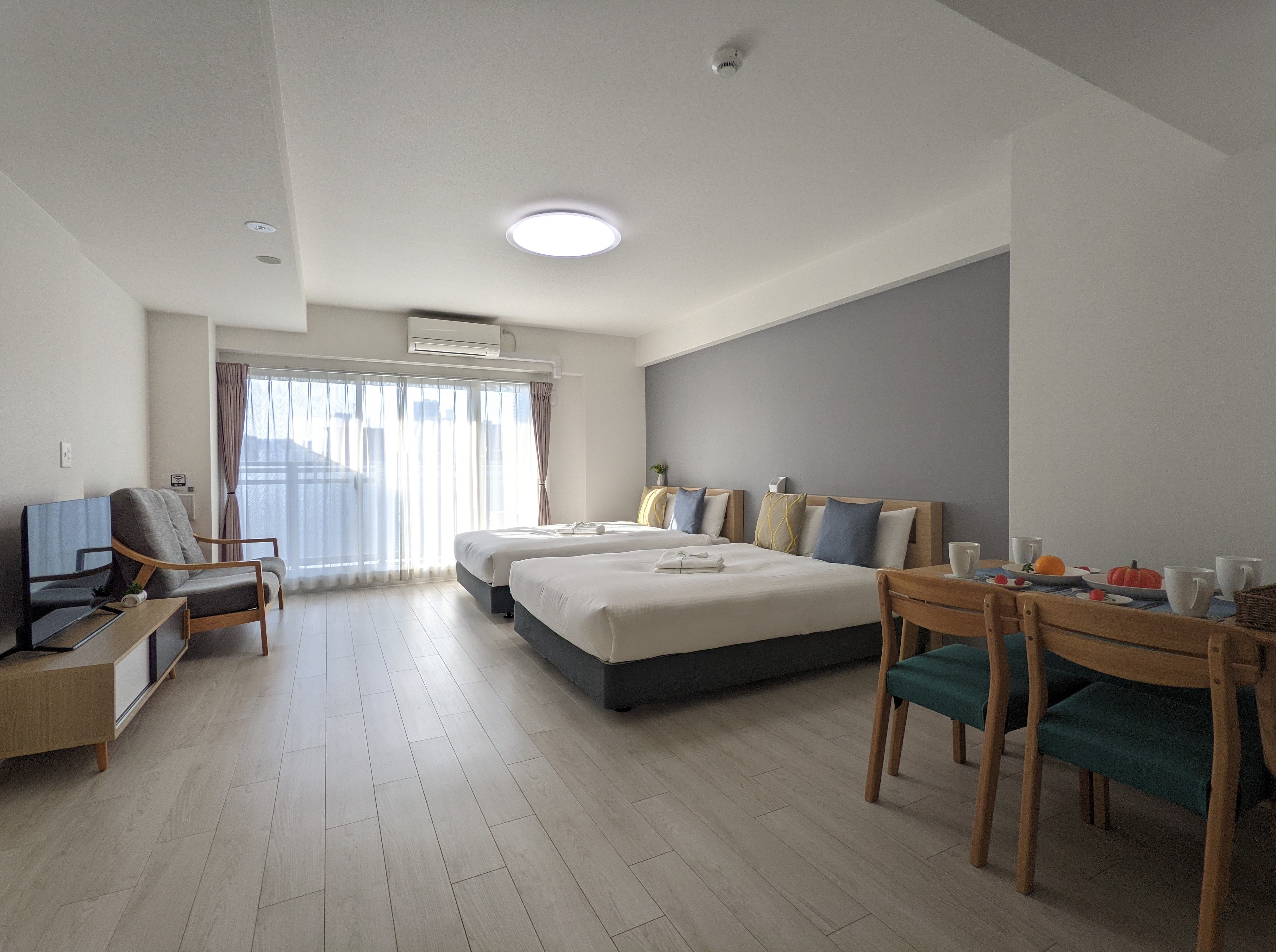 Top floor_double bed x2_window facing