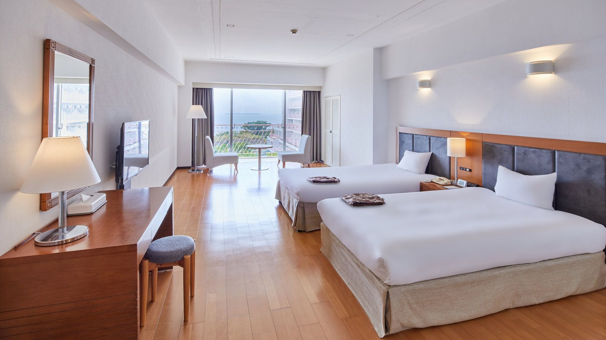 [Superior Twin Room / Western-style Room] A higher-grade Western-style room. Equipped with a spacious desk, perfect for long stays or workcations.