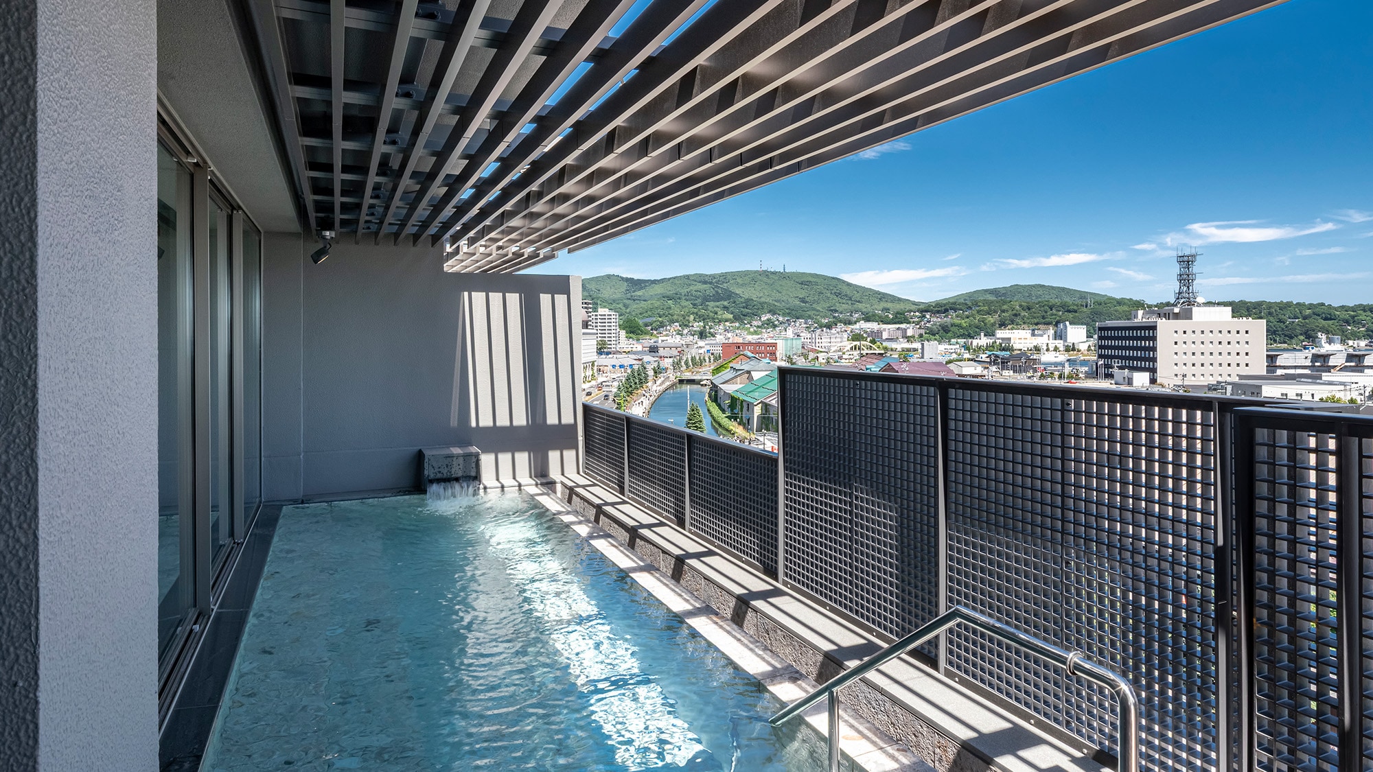 [Open-air observation bath] <6F> The open-air observation bath on the top floor of the hotel offers a panoramic view of Ishikari Bay and the Otaru Canal. You can enjoy the ultimate sense of freedom.