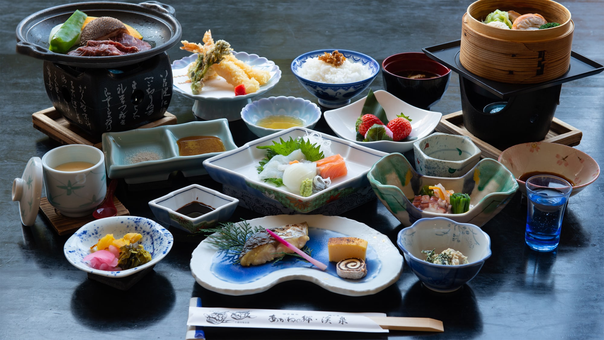 [Contoh makan malam] Masakan Kaiseki dibuat dengan banyak bahan lokal.