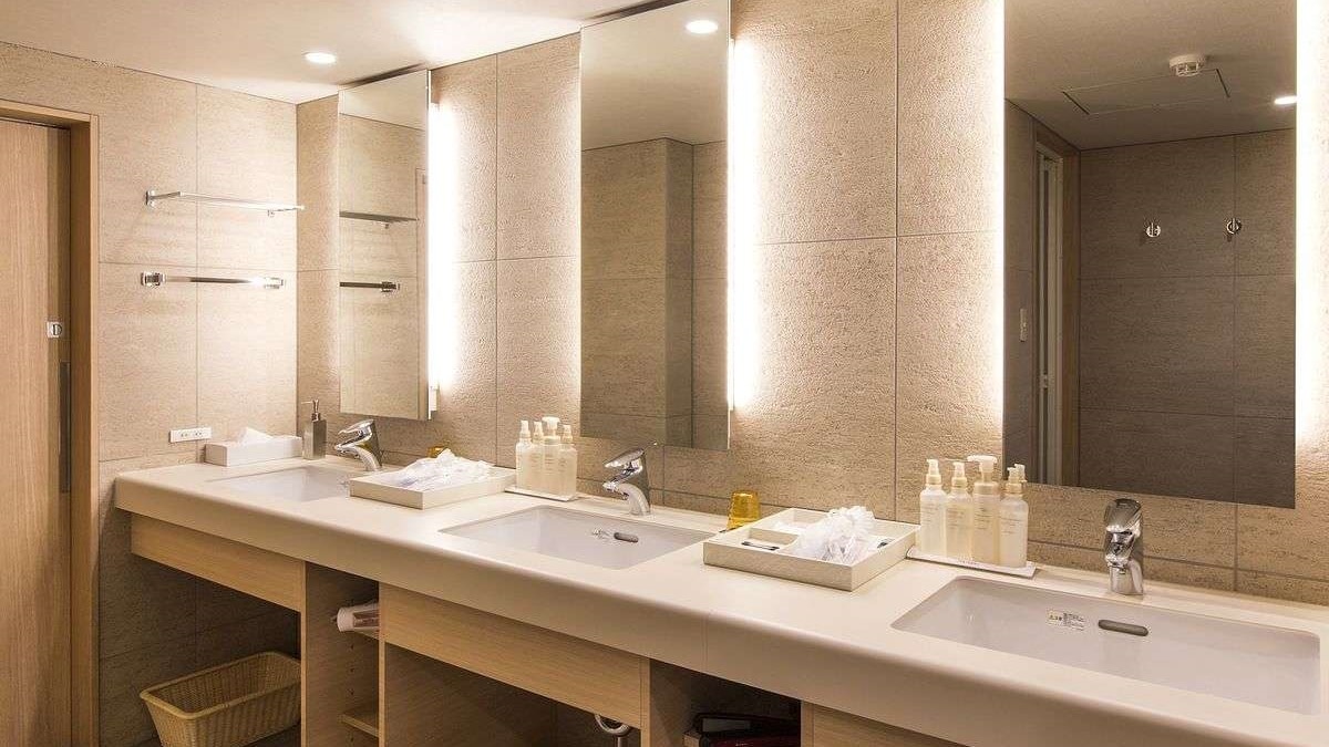 [Lady's Premium] Three washbasins in the guest room. We also have hair irons.