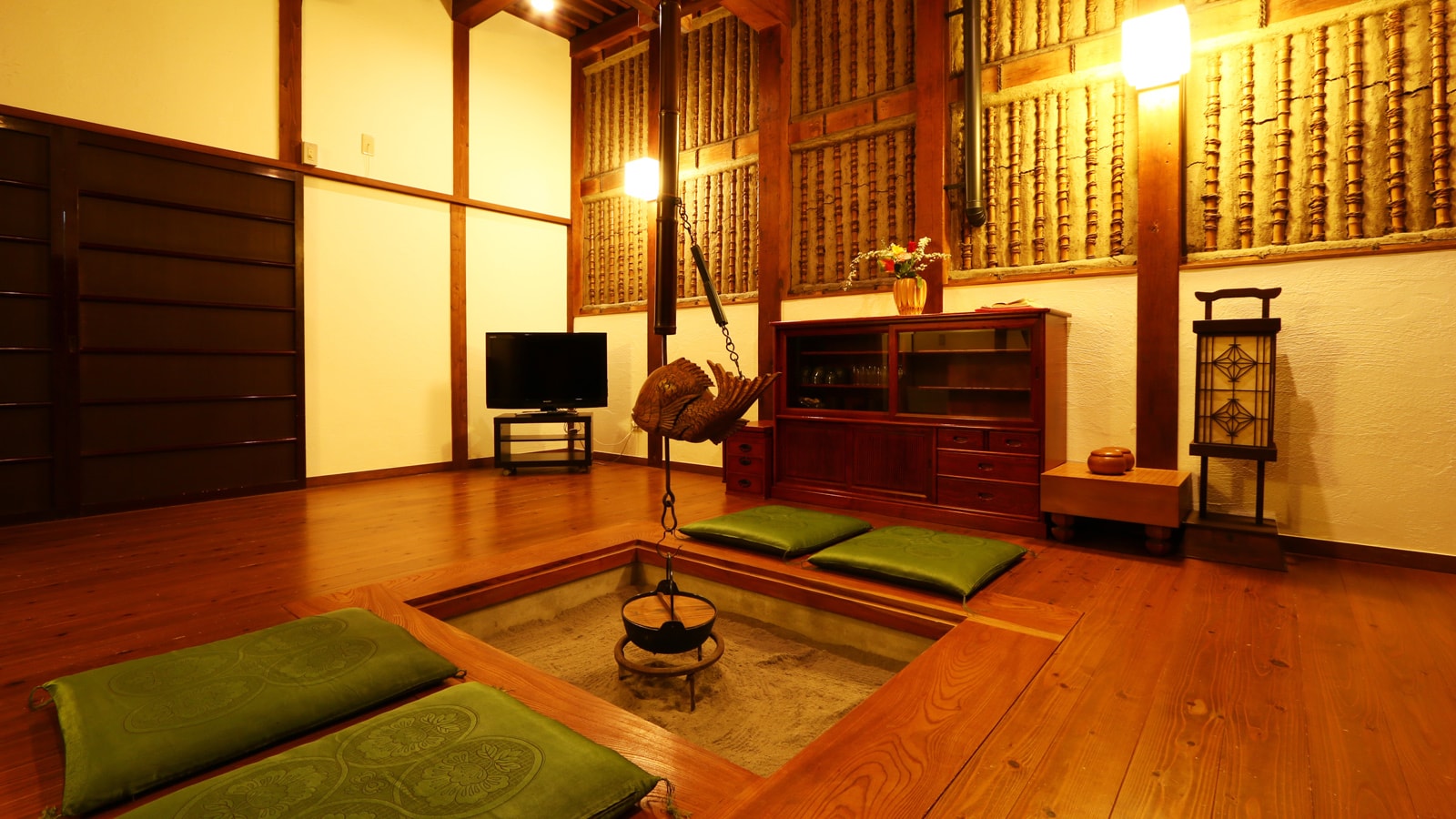 [Ichi no Kura] Enjoy lively conversation while sitting around the hearth
