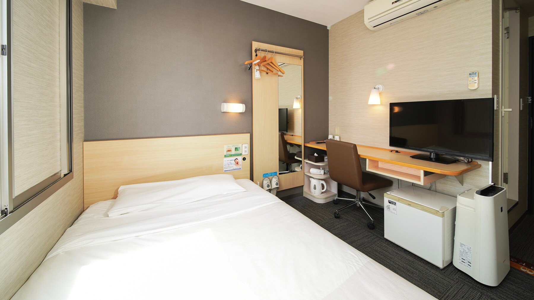 A 140cm wide bed and a mattress with just the right amount of firmness will ensure a good night's sleep.