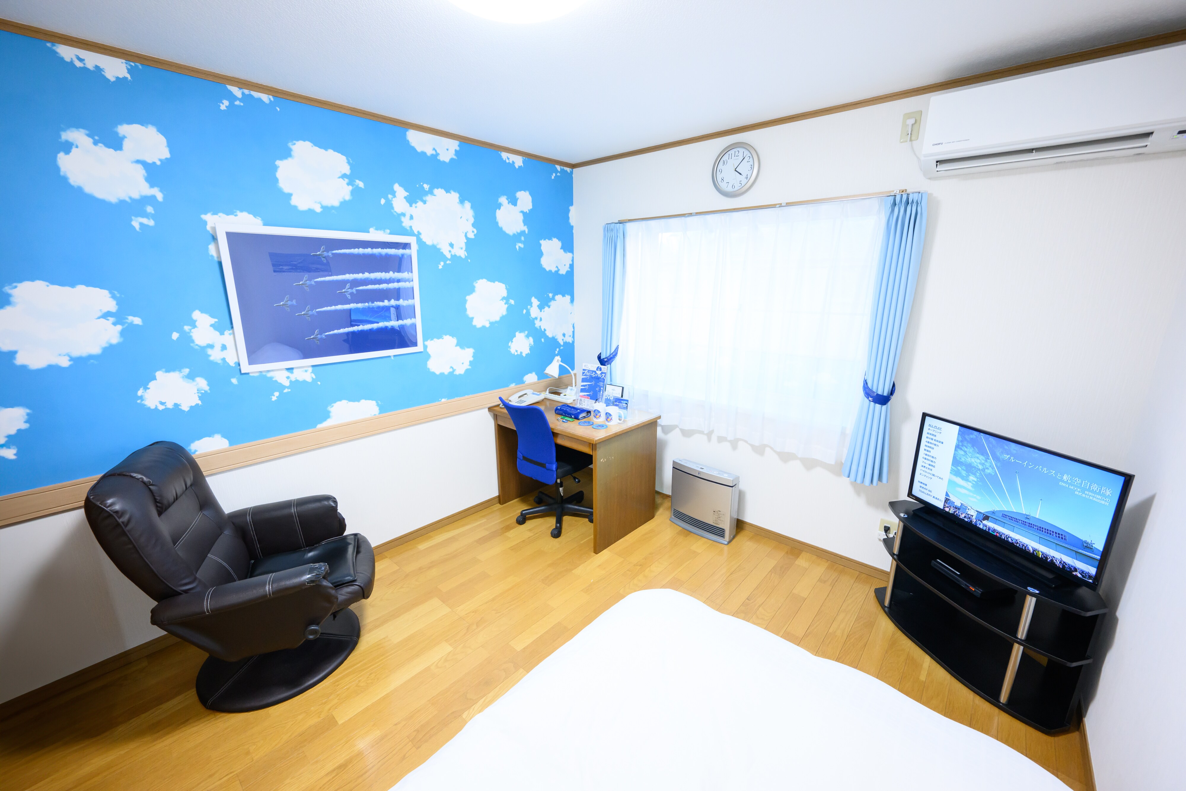 [3 rooms only: Blue Impulse-themed rooms] All rooms equipped with French semi-double beds and reclining chairs