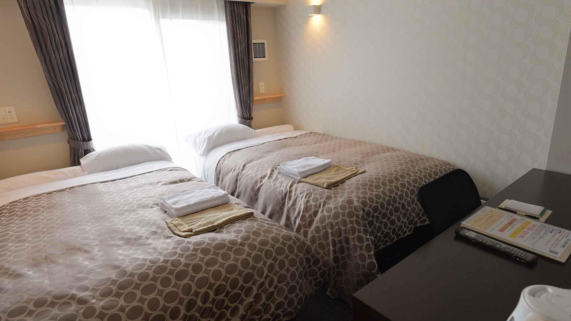 ・ ห้องเตียงแฝดขนาดกะทัดรัดและสะอาดพร้อมวิวทะเล