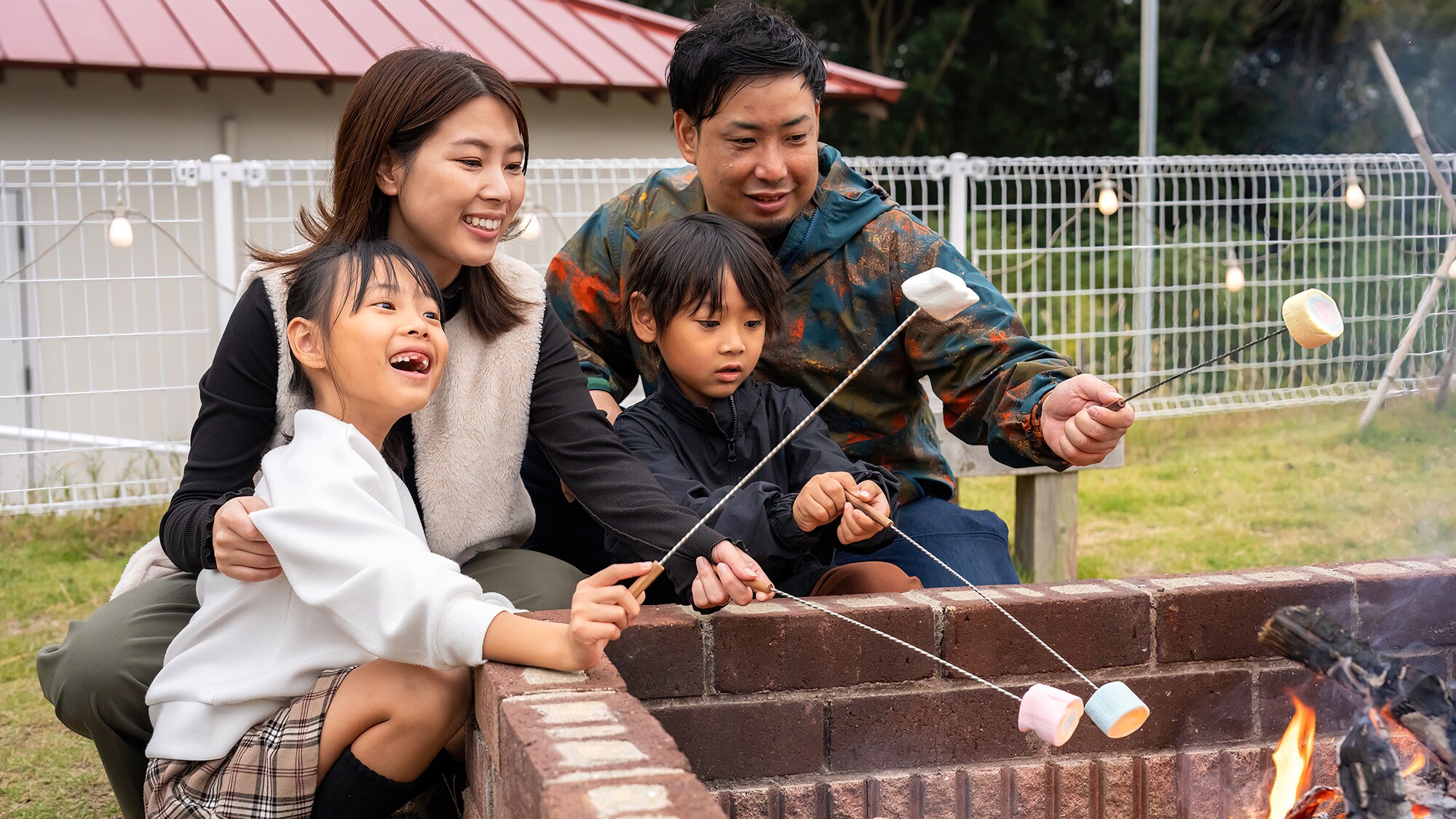 공용 공간에서 부정기에 캠프 파이어도 개최. 토로~리 뜨거운 구운 마시멜로, 화상에 주의!