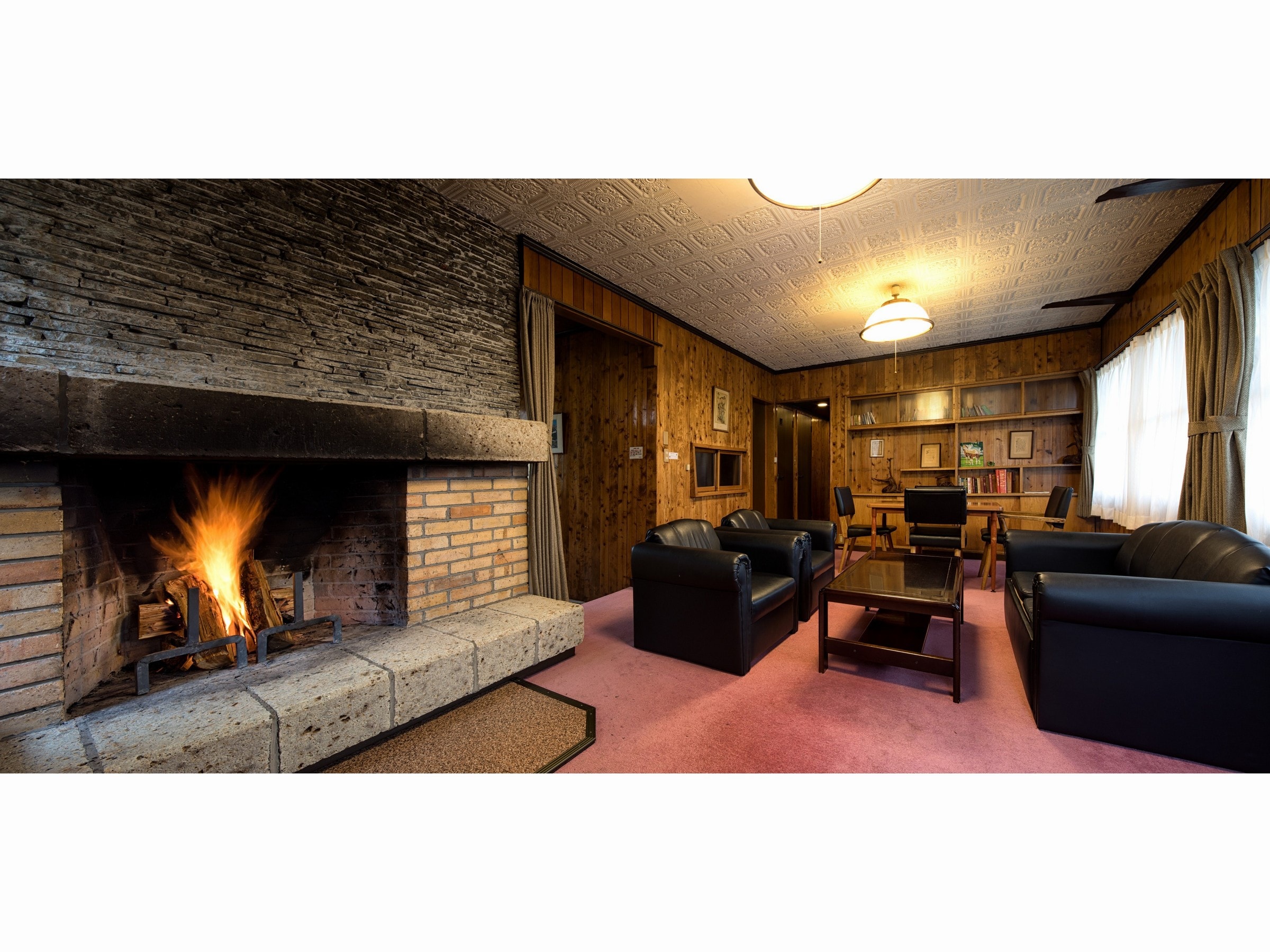 *Cottage living room with fireplace (example)