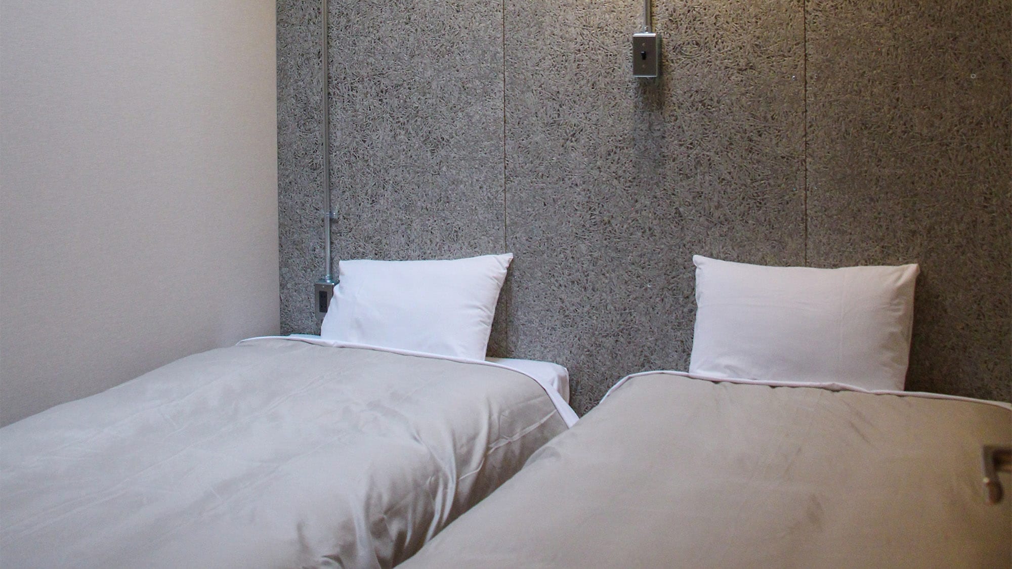 ・ [Private room twin / Jersey] Two single beds are installed on the small rise.