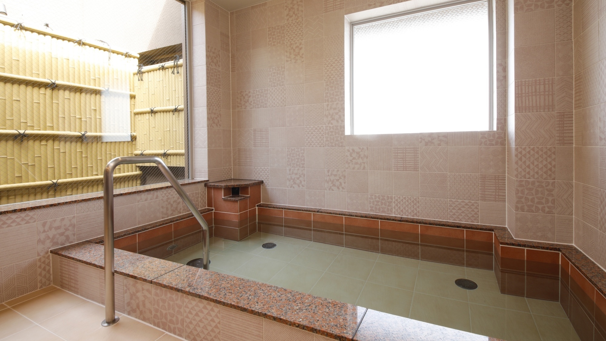 [Large public bath, Kaede no Yu (women's bath)] Relax and unwind after a long day in the large public bath.