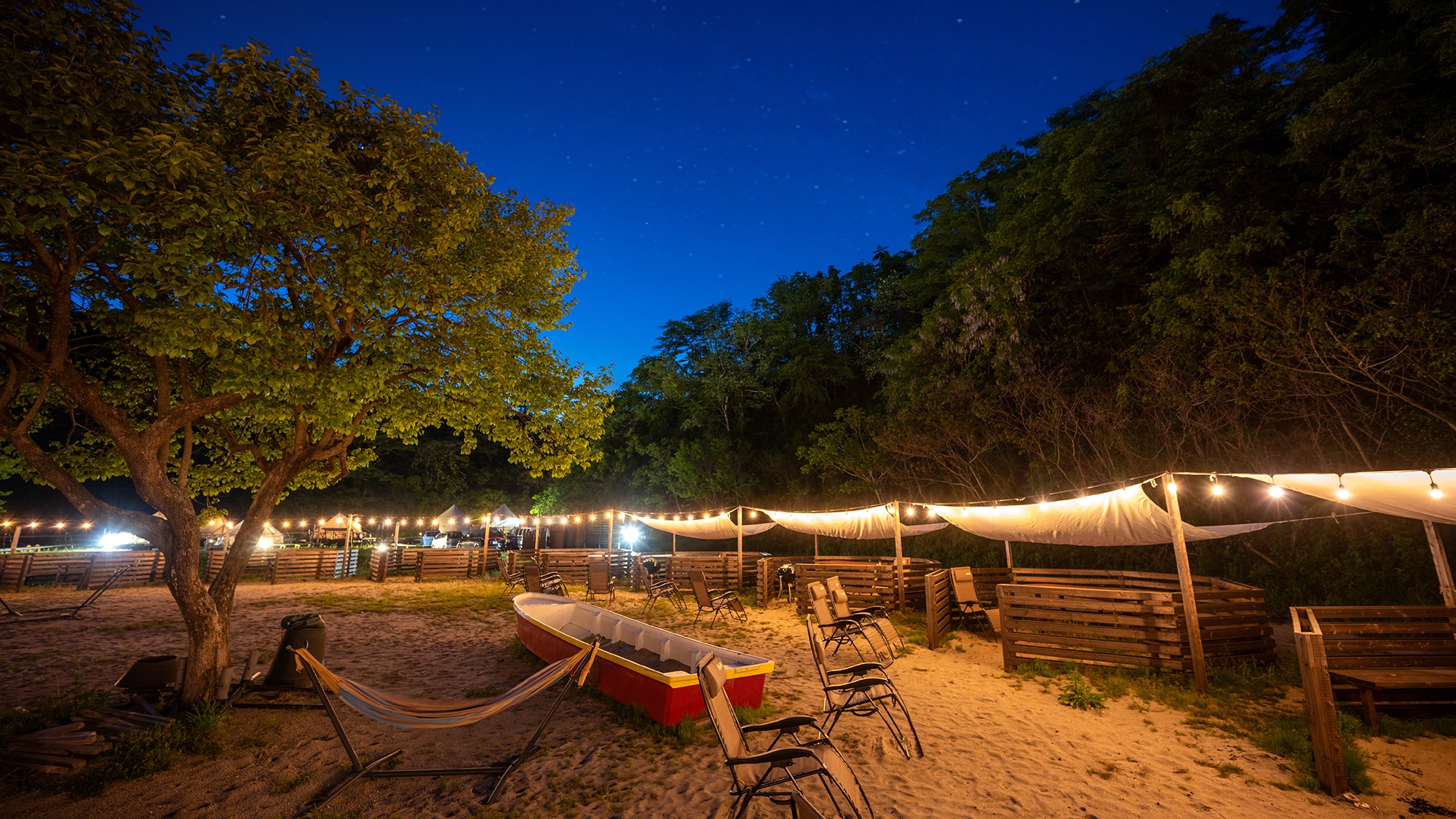 [Dinner: BBQ] "Rise Beach" is a BBQ venue in a bamboo forest that can be enjoyed in a semi-private space.
