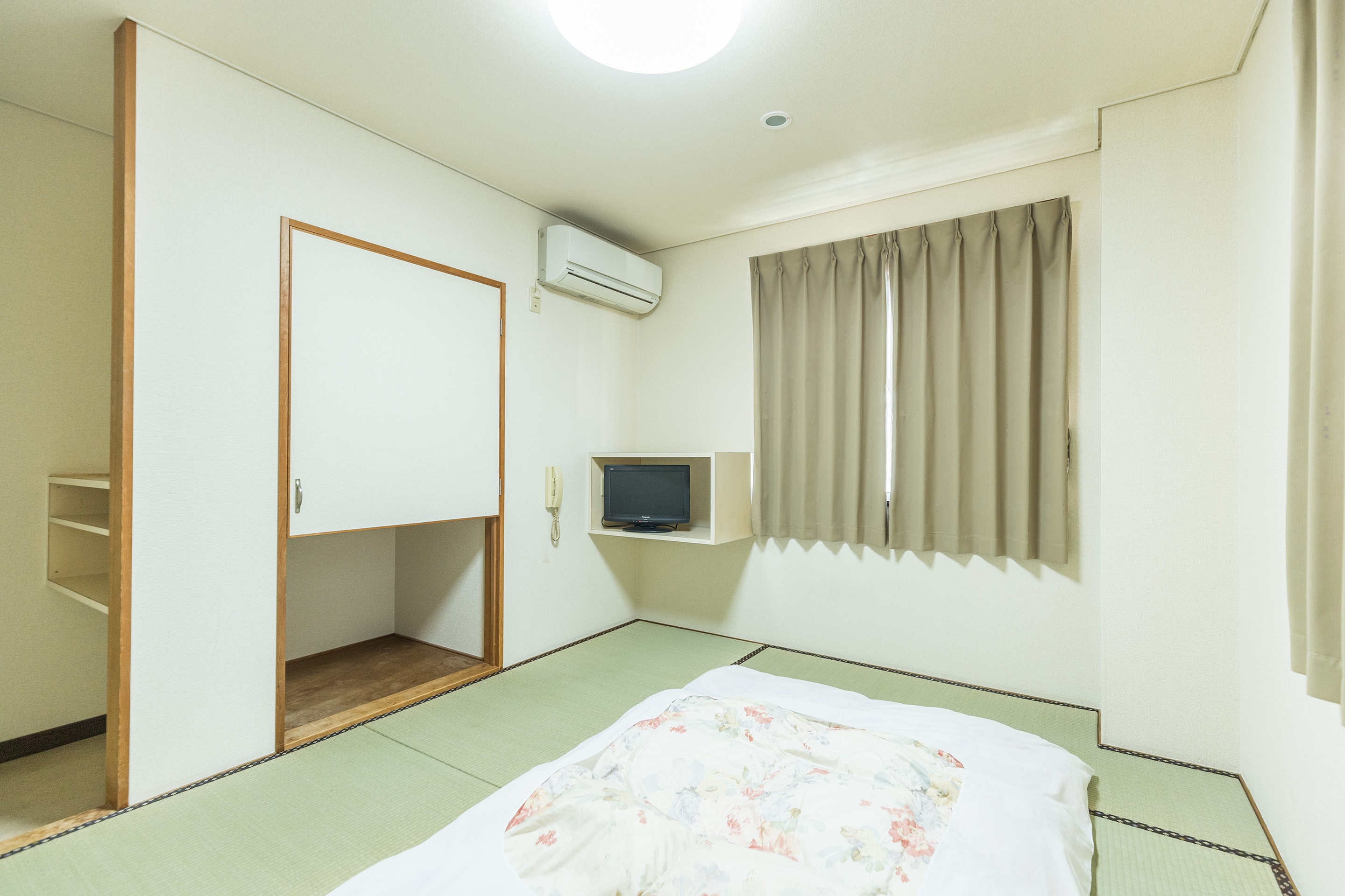 Japanese-style room for two (no bath or toilet)