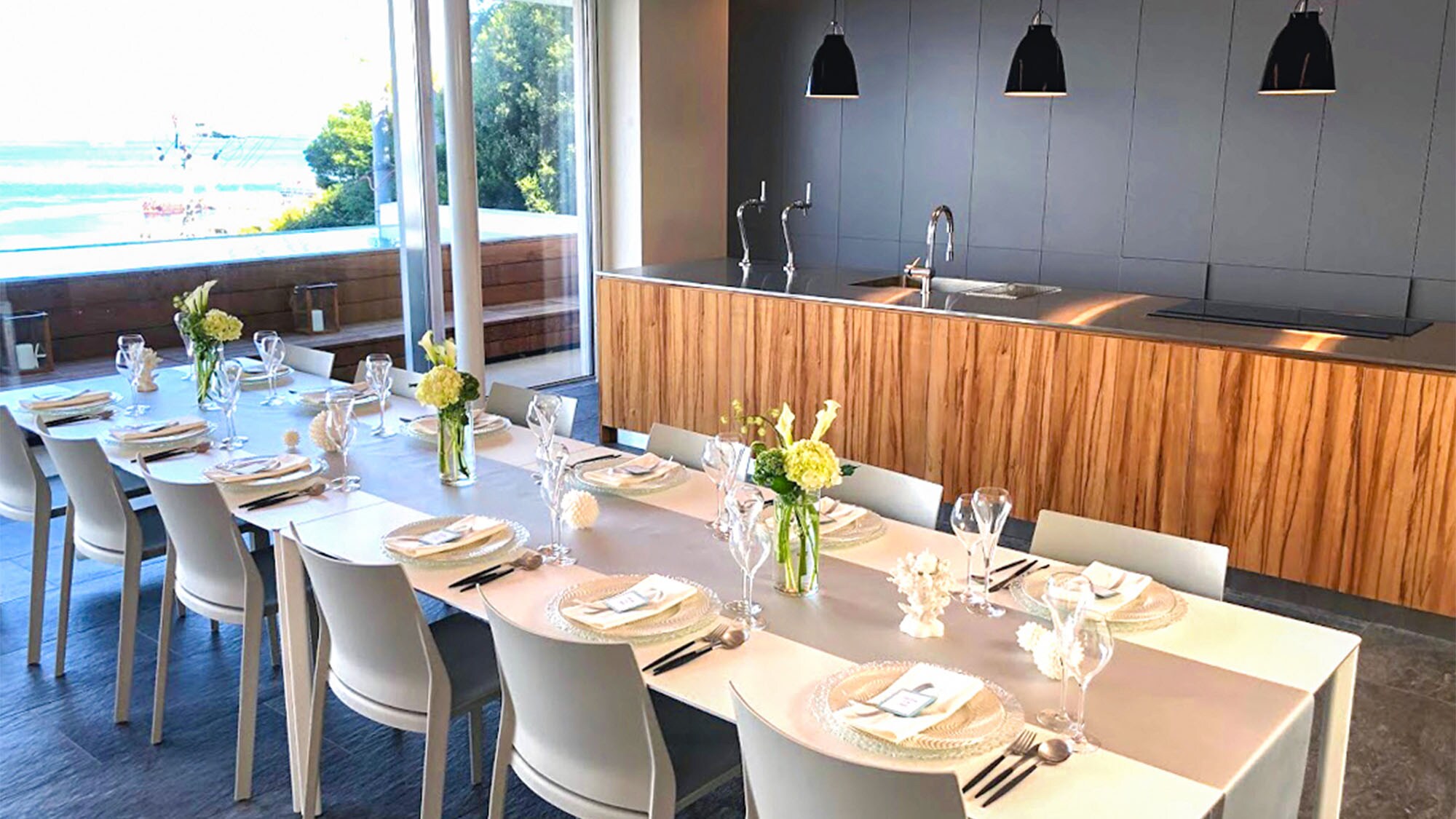 ・The living room and dining kitchen also have ocean views.