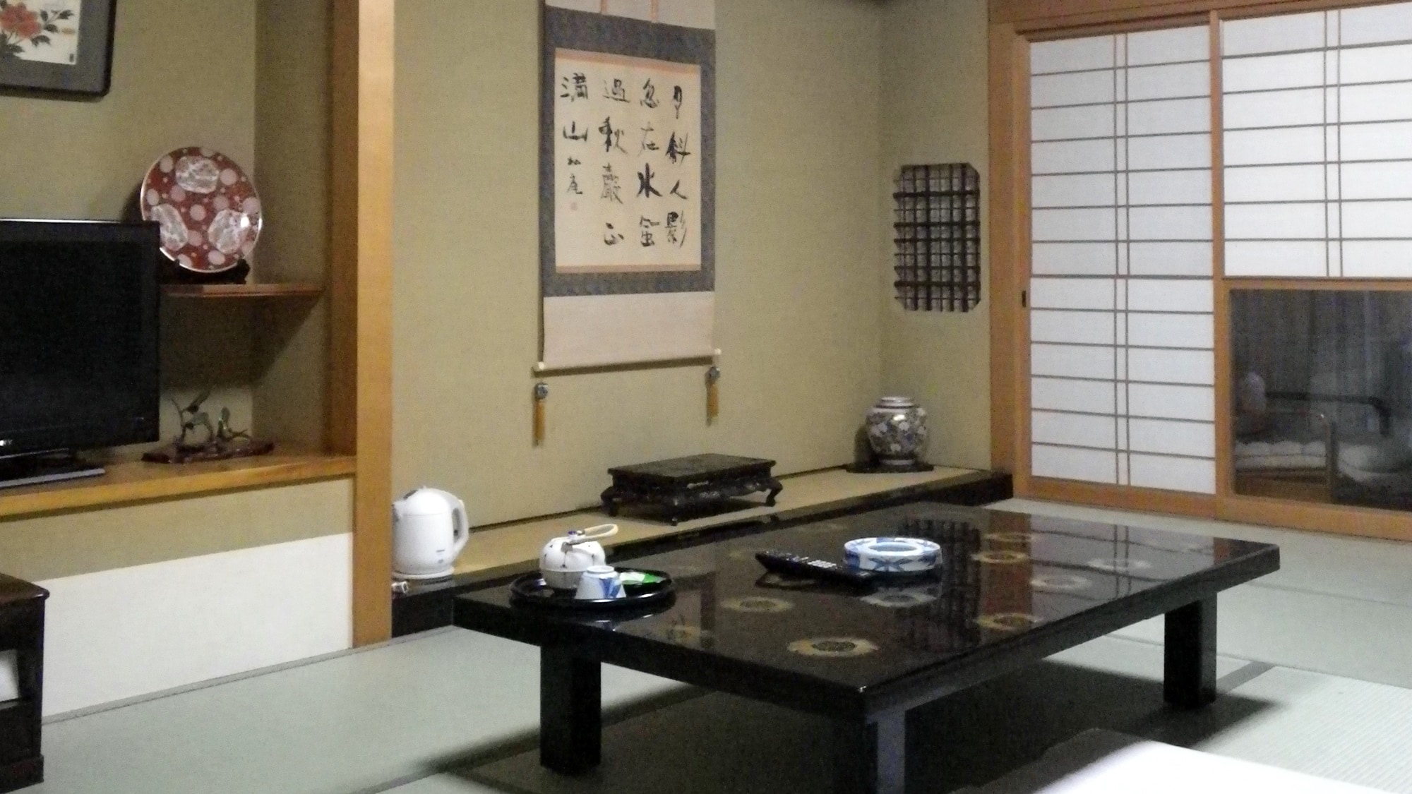 *■Japanese-style room 10-12 tatami mats (example)■A spacious Japanese-style room where you can relax. You can see the garden from the balcony.