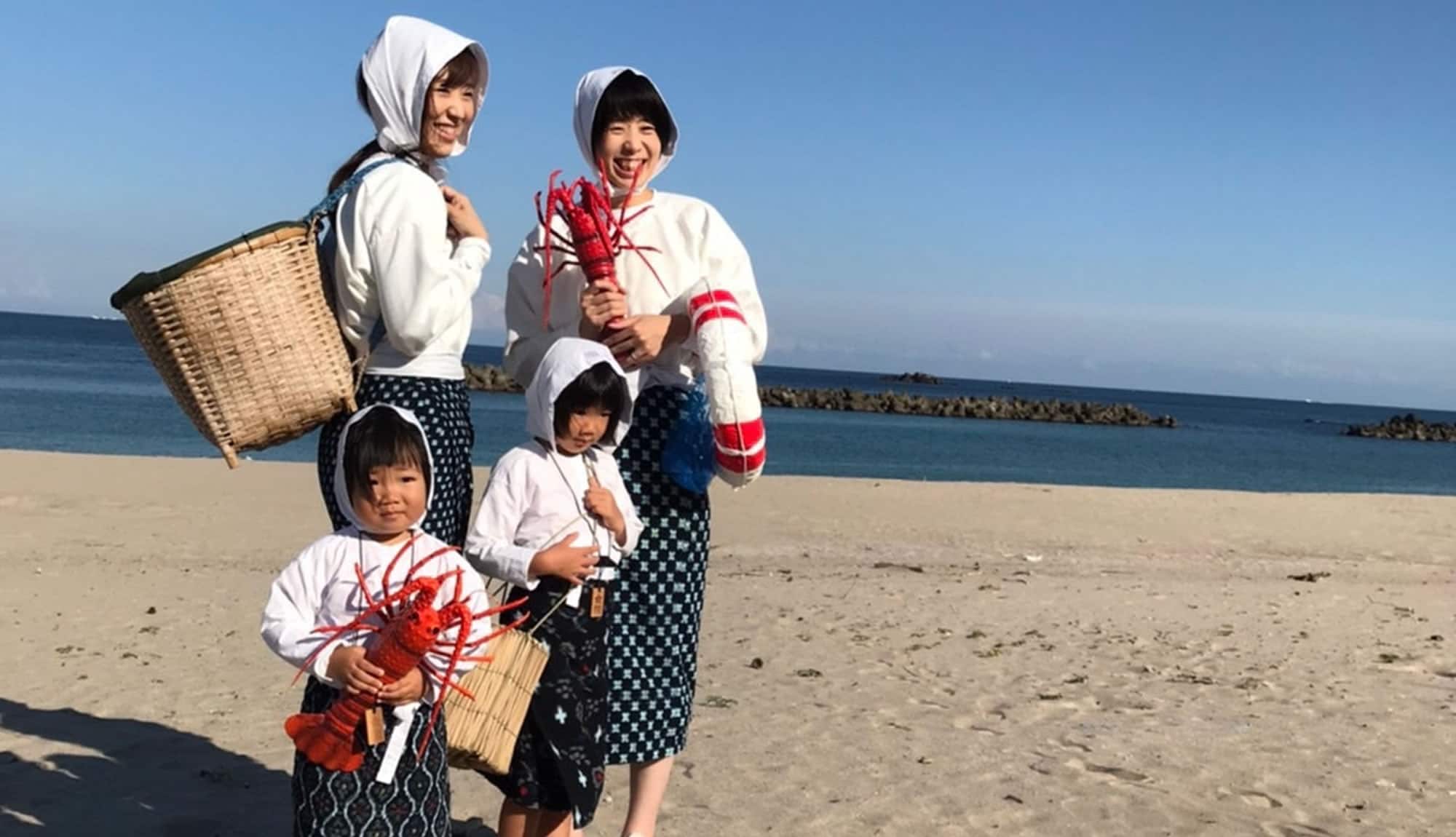 穿著海女服在海邊合影留念
