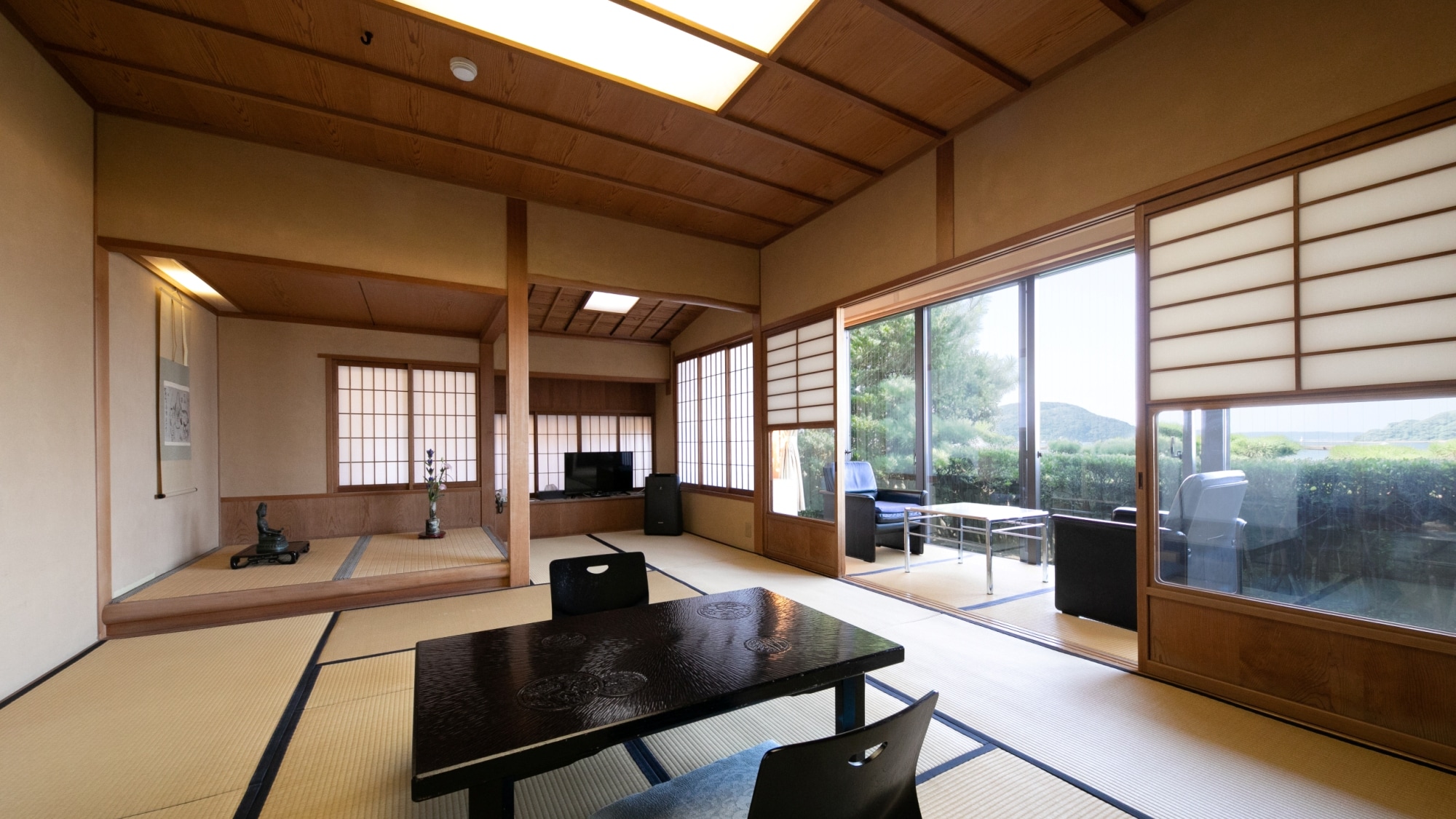 [10 tatami mats/Matsu no Ma] The guest room is a quiet and relaxing space built in the pure Japanese style of Sukiya-zukuri architecture.
