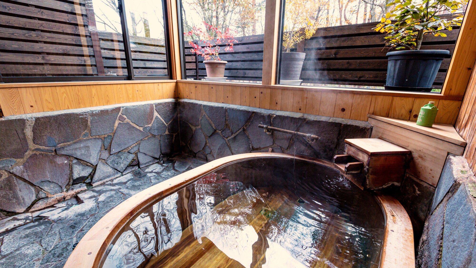 The semi-open-air barrel bath "Yasuragi Barrel Bath" is a popular barrel bath made from Aomori Hiba.