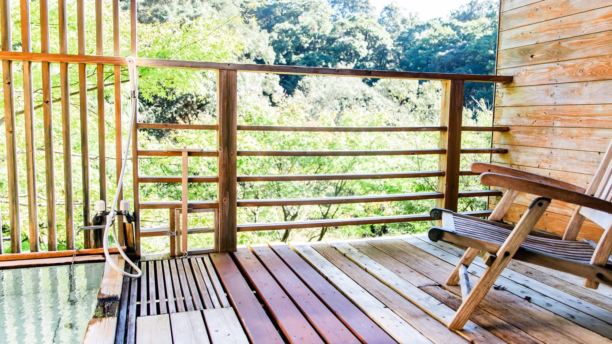 [Rooms with reclining bath] A reclining bath is provided in a corner of the terrace where you can relax in the hot spring water.