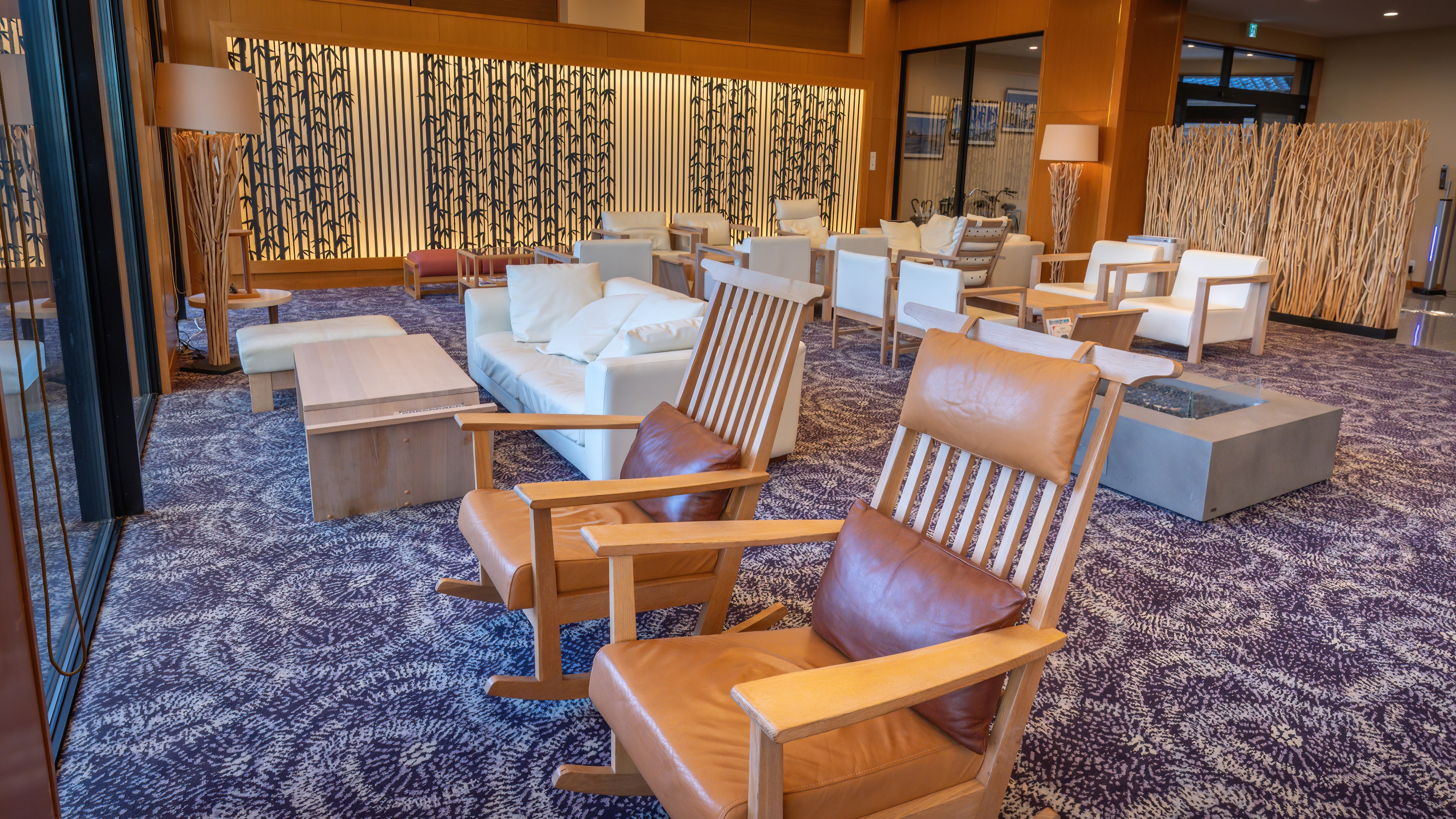 [Lobby] Relax and unwind in our open and relaxing lobby.