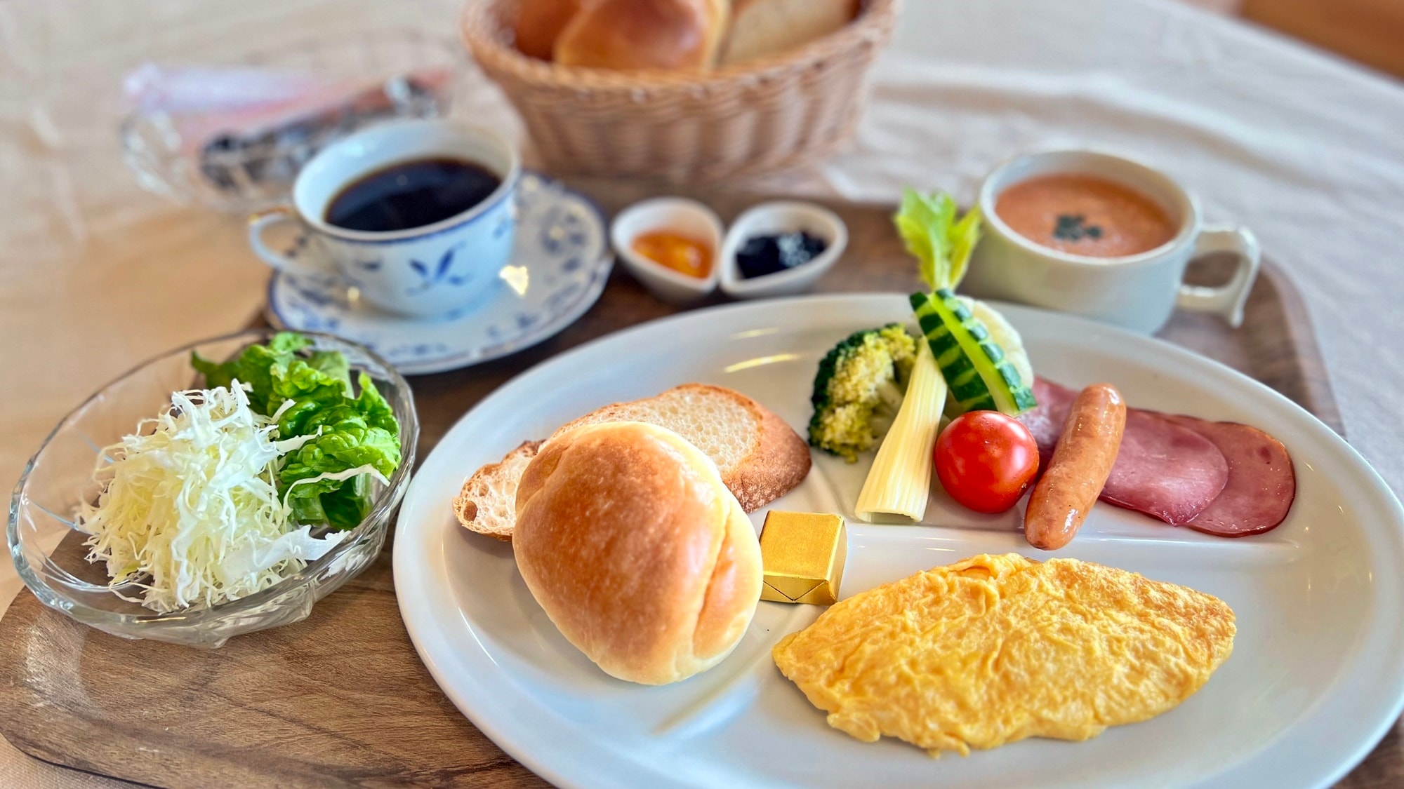 *Breakfast: A gorgeously presented Western-style breakfast on one plate