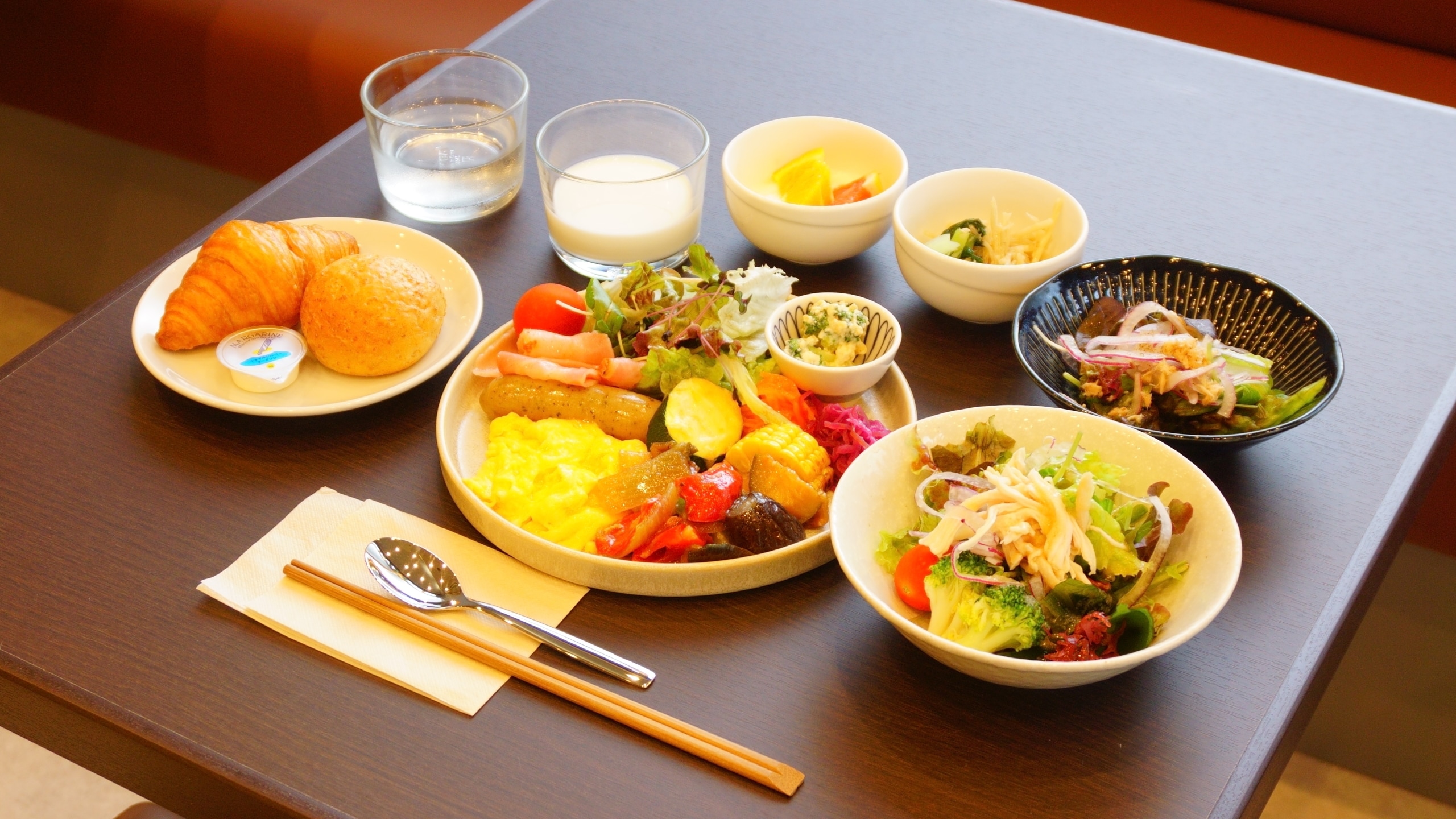【西式套餐：主菜可选择日式或西式菜肴，另提供半自助餐，包括对健康和美容有益的发酵食品和米曲。】