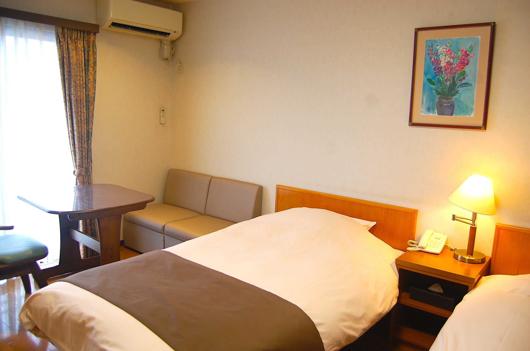 [Western-style twin room] East Wing Western-style room with 2 beds (with bath and toilet)