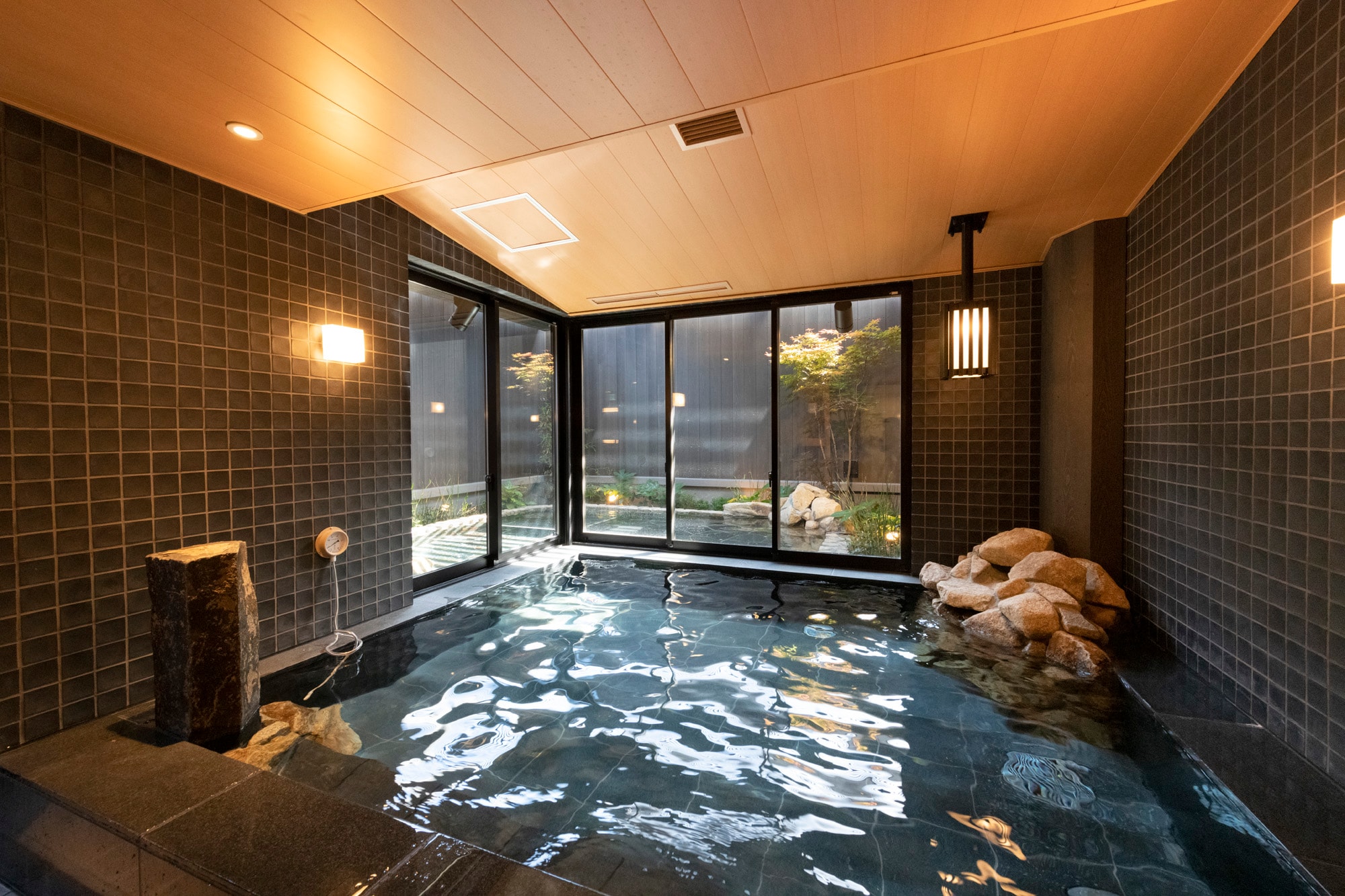 Large public bath "Forest Bath" - Indoor bath "Momokoku Onsen Tsukimi Bath"
