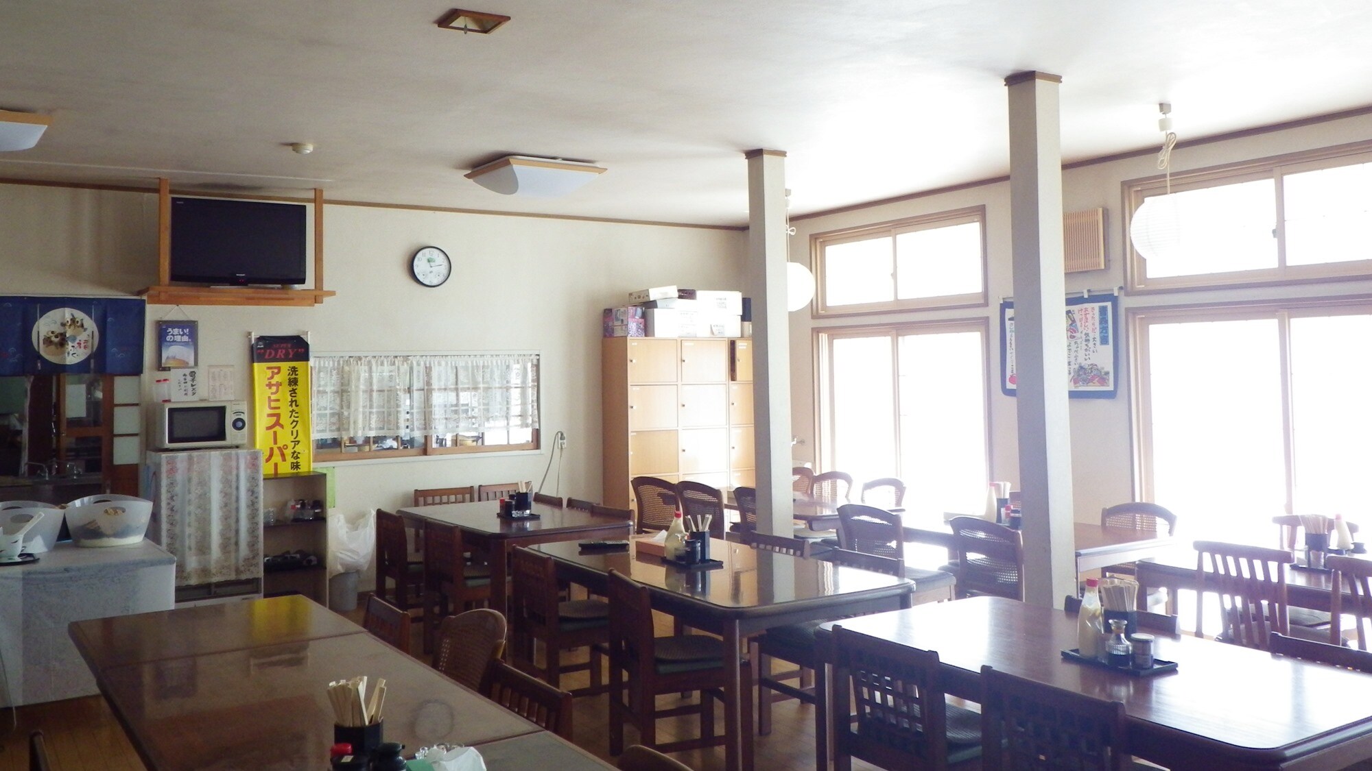 *用餐区/所有座位均为桌子，因此您可以在轻松的氛围中享用餐点。