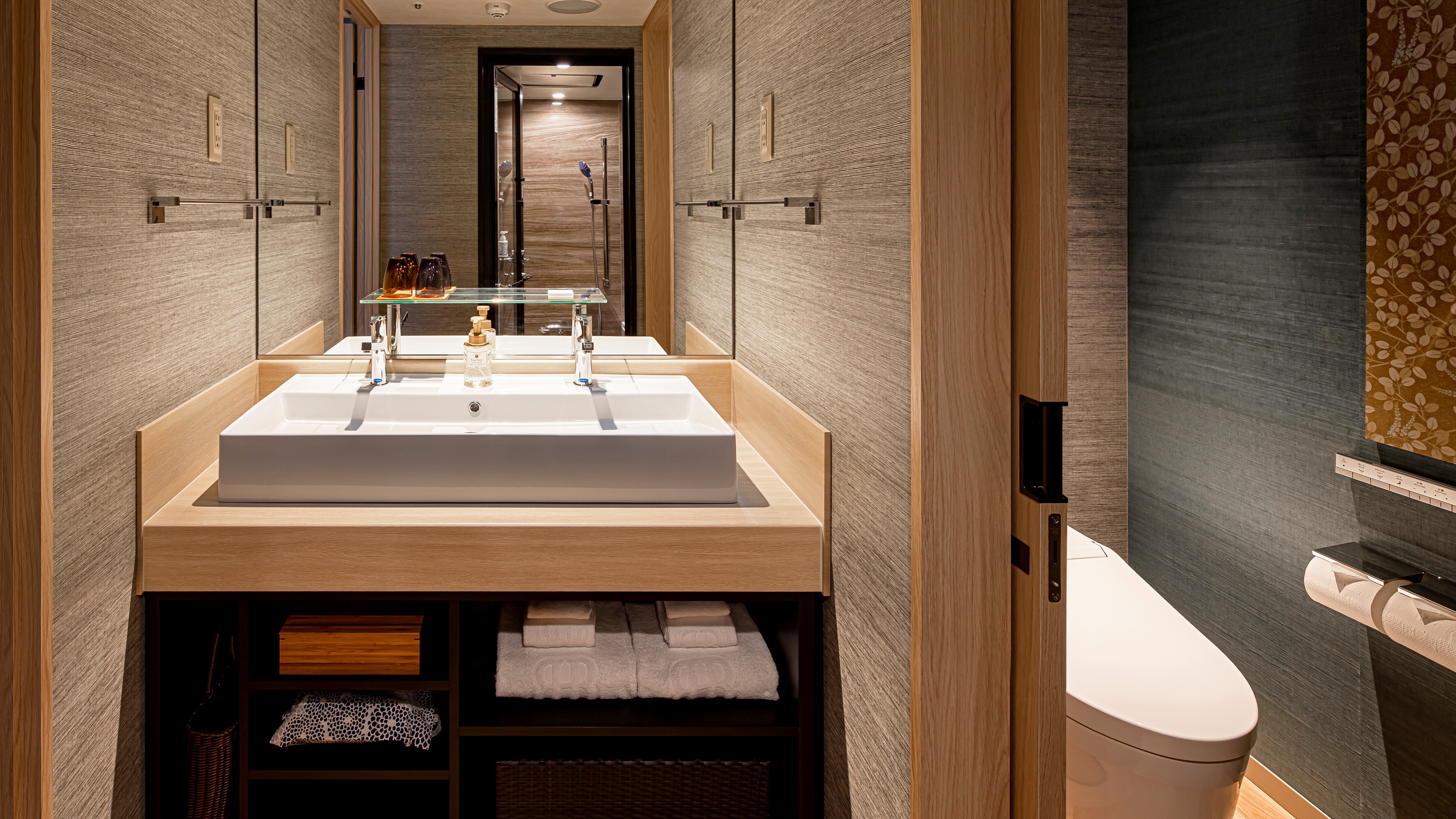 Washbasin & toilet with 2 bowls * Premium Deluxe Twin Room & Premium Twin