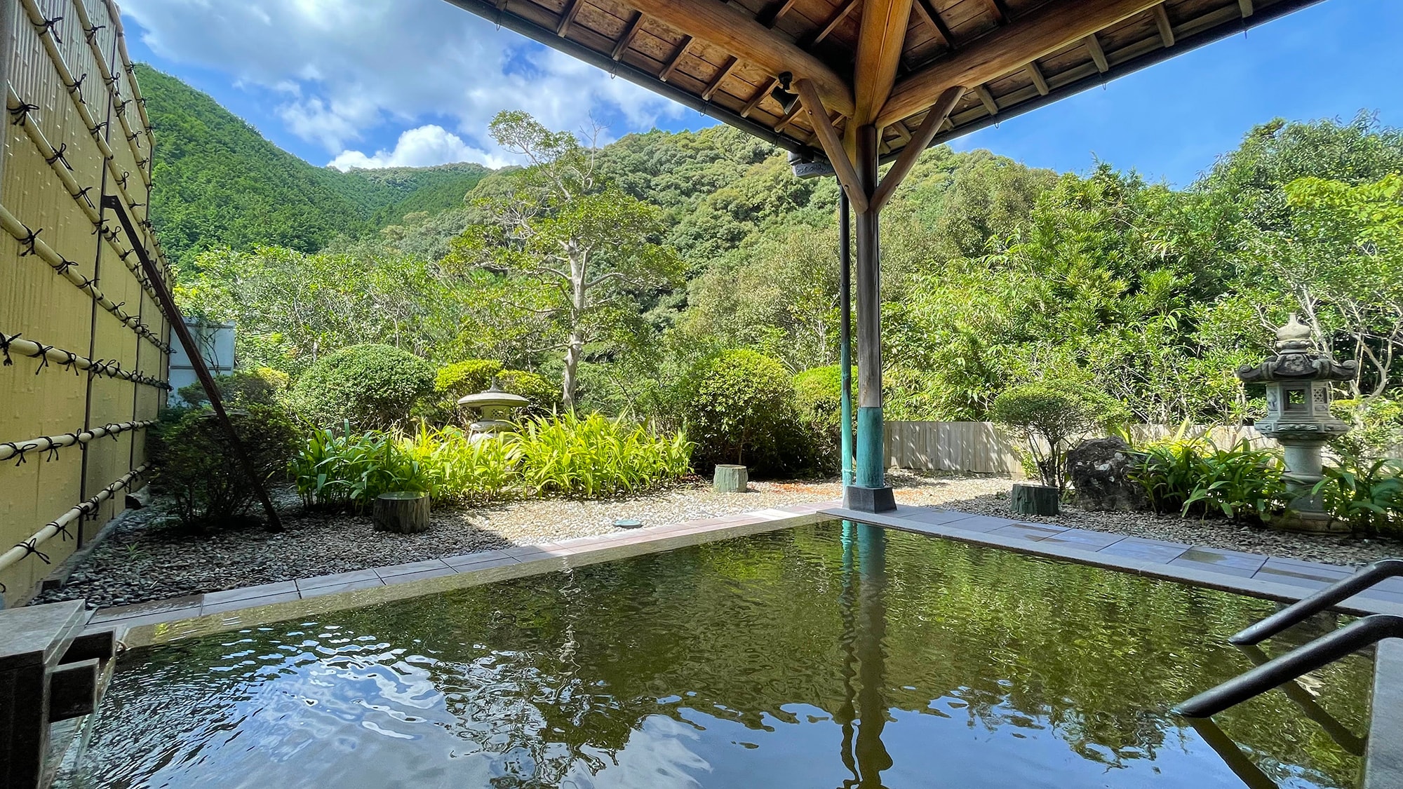 [溫泉設施/露天浴池] [女湯] 前景是花園，背景是鄉村的山脈。享受被大自然包圍的露天浴池。