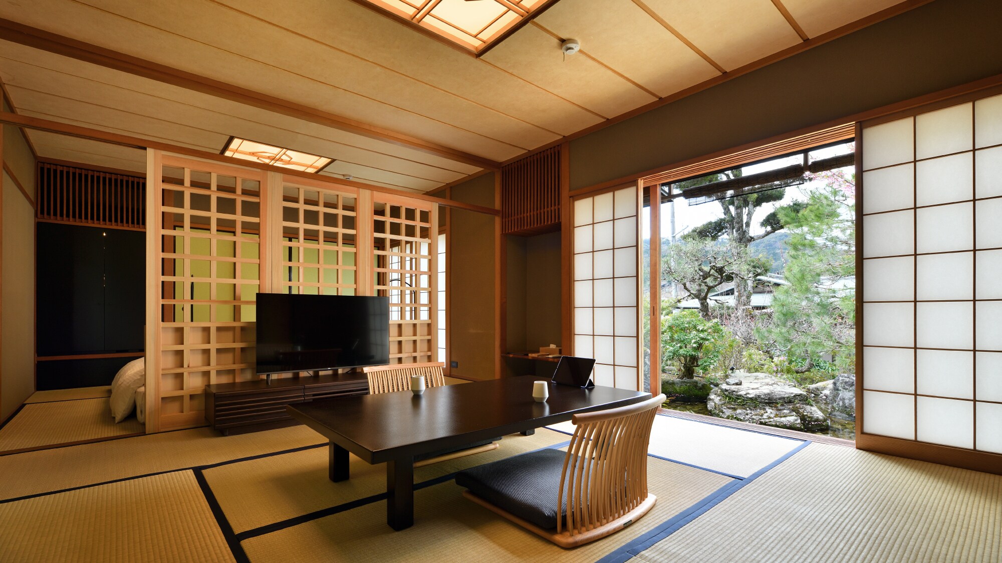 Japanese-style room with semi-open-air bath [Shimizu]