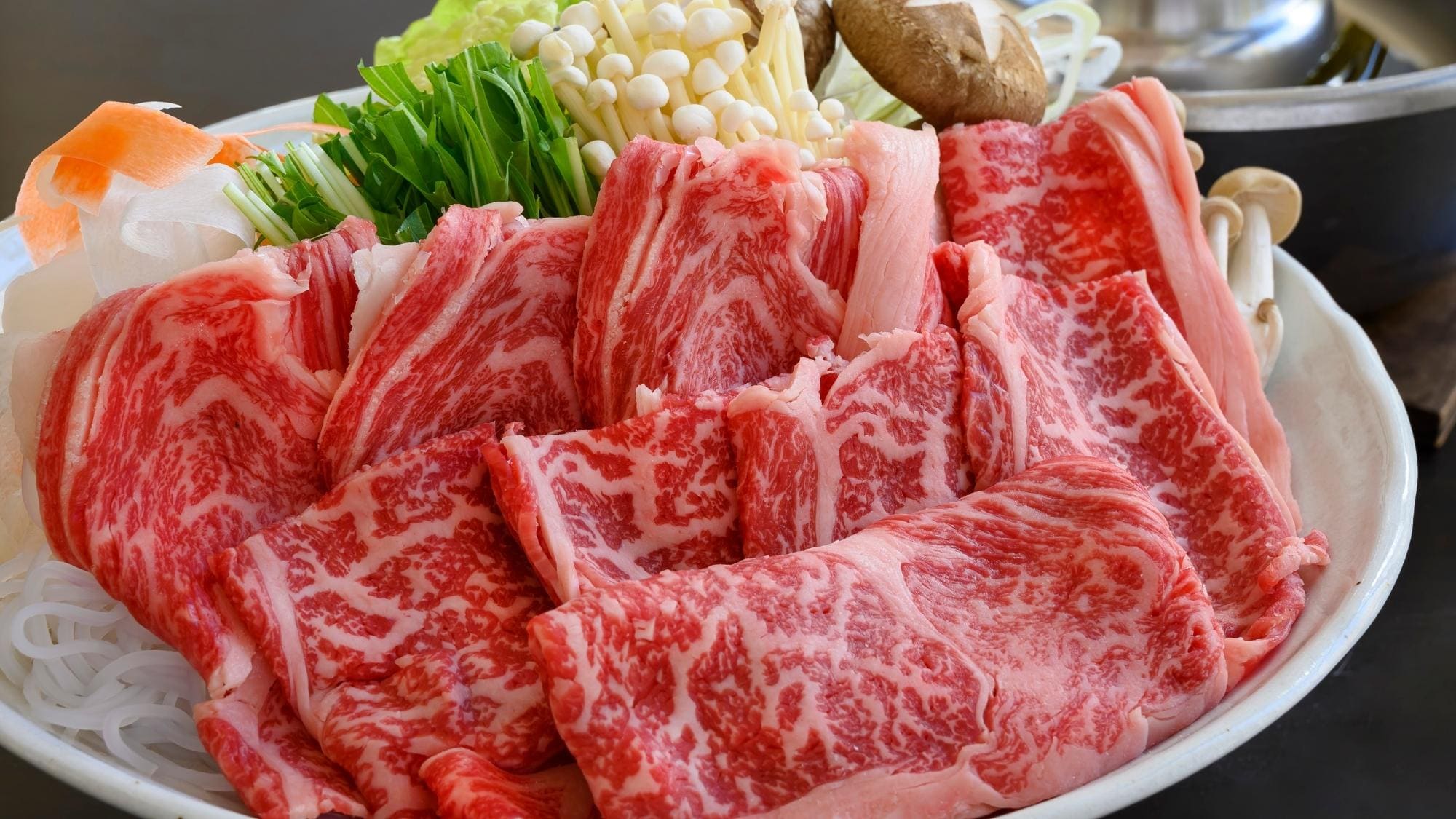 Sukiyaki atau shabu-shabu dengan merek "Daging sapi Zao". Kami akan menyiapkannya dengan metode memasak favorit Anda