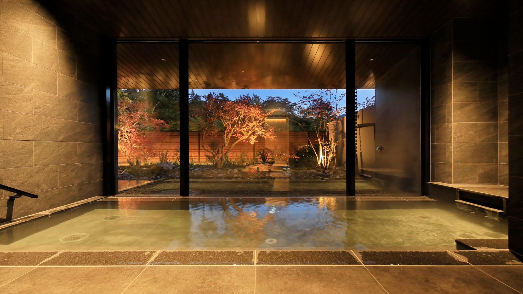 [ห้องอาบน้ำสาธารณะขนาดใหญ่] บรรยากาศที่แตกต่างจากตอนกลางวัน